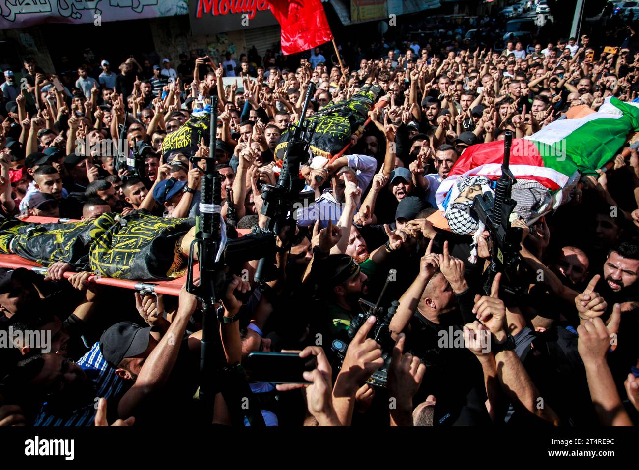 NOTE DE L'ÉDITEUR : l'image représente la mort les mourants portent les corps de trois Palestiniens qui ont été abattus lors d'un raid militaire israélien dans un camp de réfugiés de Djénine dans le nord occupé de la Cisjordanie. (Photo de Nasser Ishtayeh / SOPA Images/Sipa USA) Banque D'Images
