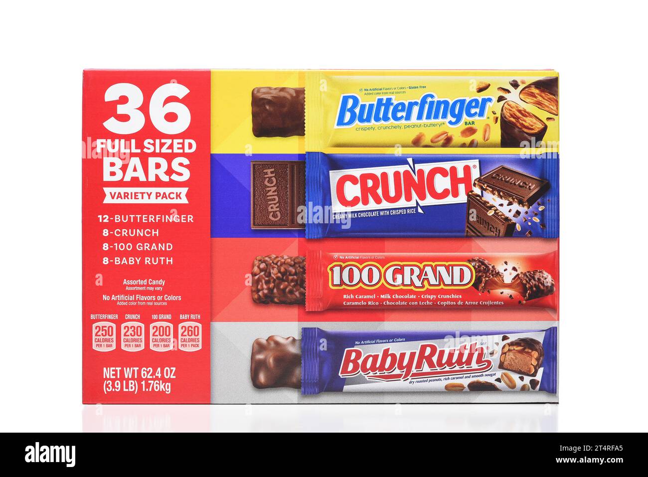 IRVINE, CALIFORNIE - 1 NOVEMBRE 2023 : une boîte de 36 barres de bonbons de taille réelle de Nestlé, y compris, Crunch, Baby Ruth, Butterfinger et 100 barres Grand. Banque D'Images