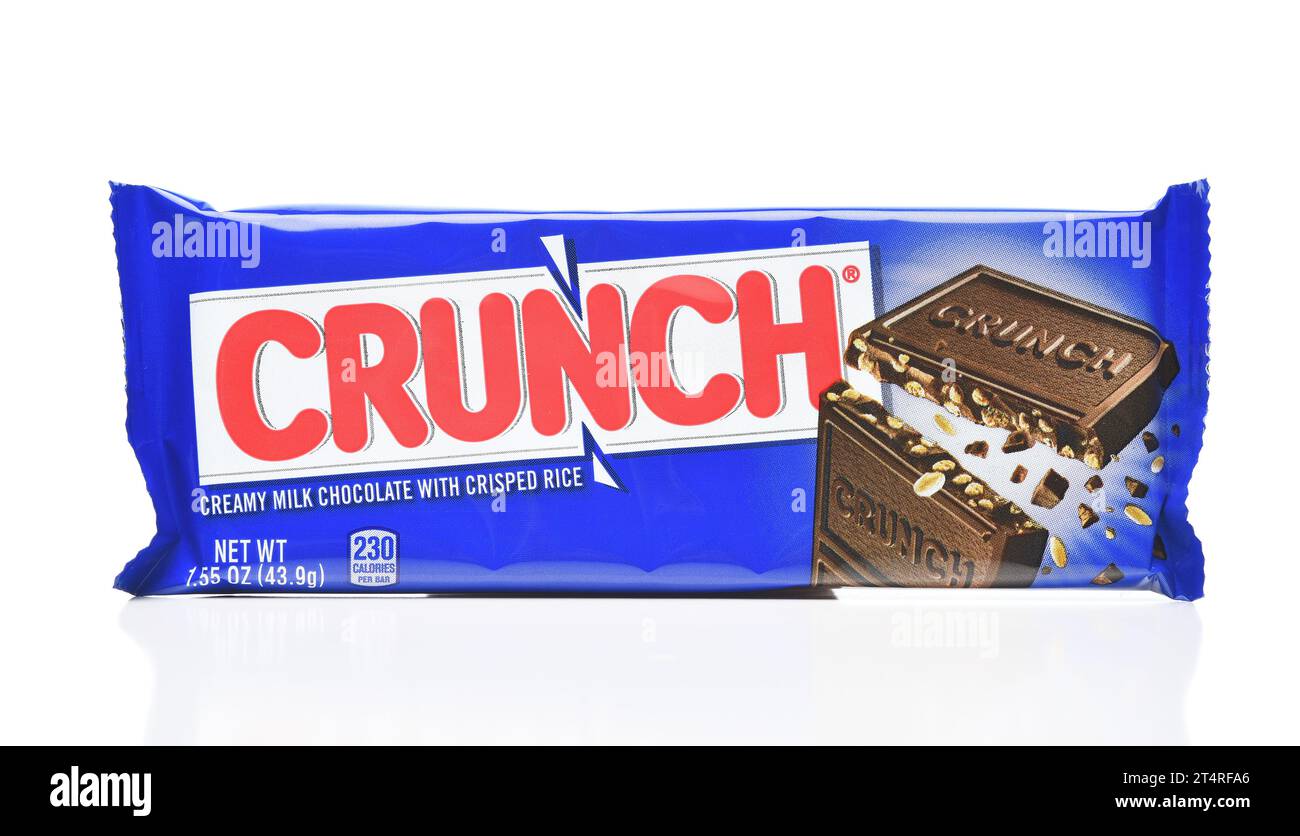IRVINE, CALIFORNIE - 1 NOVEMBRE 2023 : une barre de chocolat Crunch pleine grandeur de Nestlé. Banque D'Images