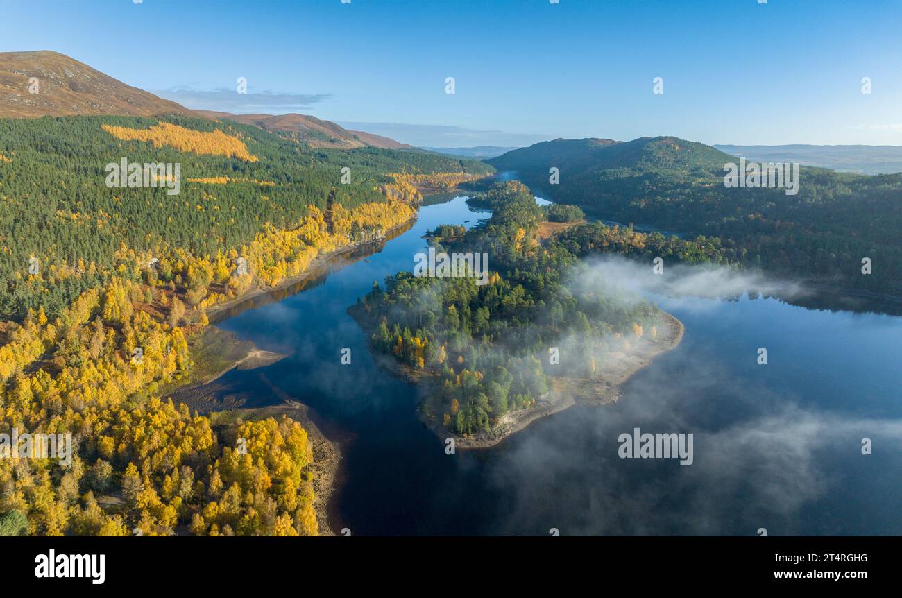 Vue aérienne de l'inversion des nuages tôt le matin à côté du Loch Beinn a Mheadhoin à Glen Affric, Scottish Highlands, Écosse, Royaume-Uni Banque D'Images