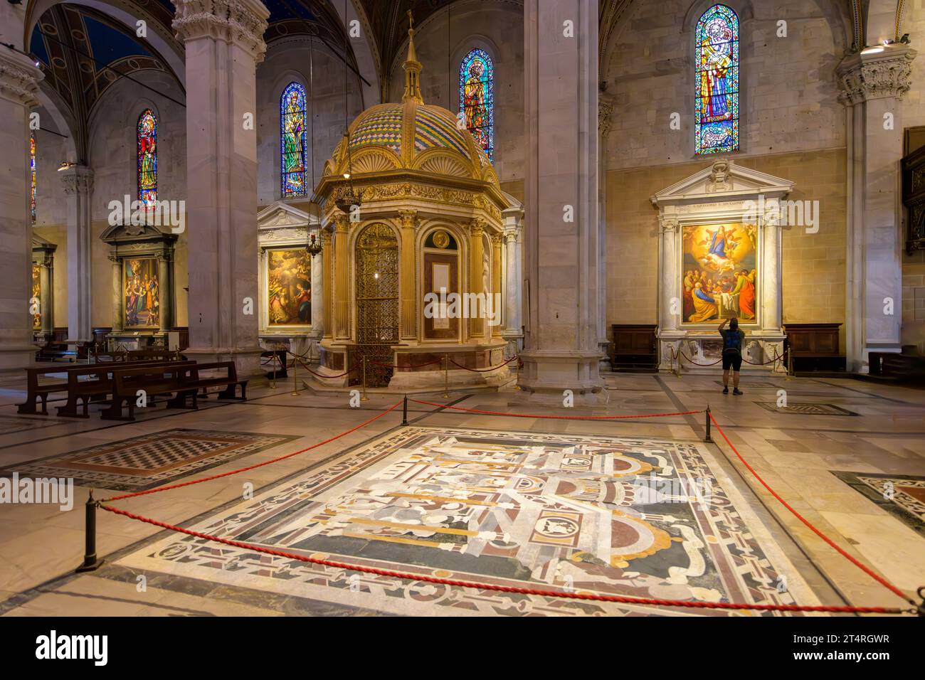 Le sanctuaire de la face sacrée de Lucques à l'intérieur de la cathédrale médiévale de Lucques, ou cathédrale San Martino, dans la ville toscane fortifiée de Lucques, en Italie. Banque D'Images