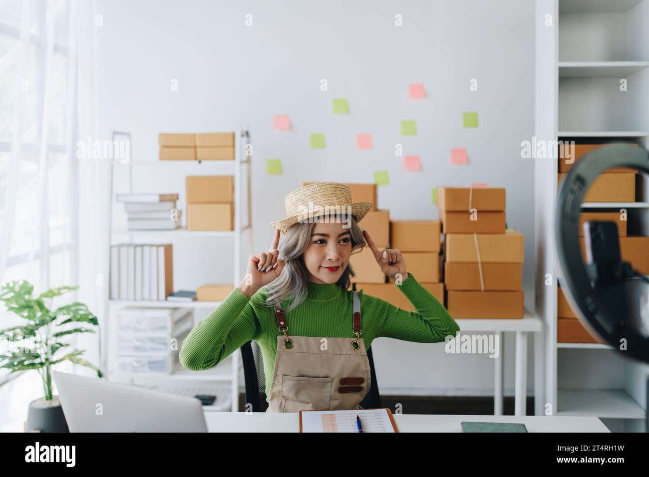 Belle femme asiatique, blogueur, blog, présentation de la qualité du produit, vidéo en direct, médias sociaux, l'enregistrer, vendre en ligne via des appareils photo numériques, pme ou petite Banque D'Images