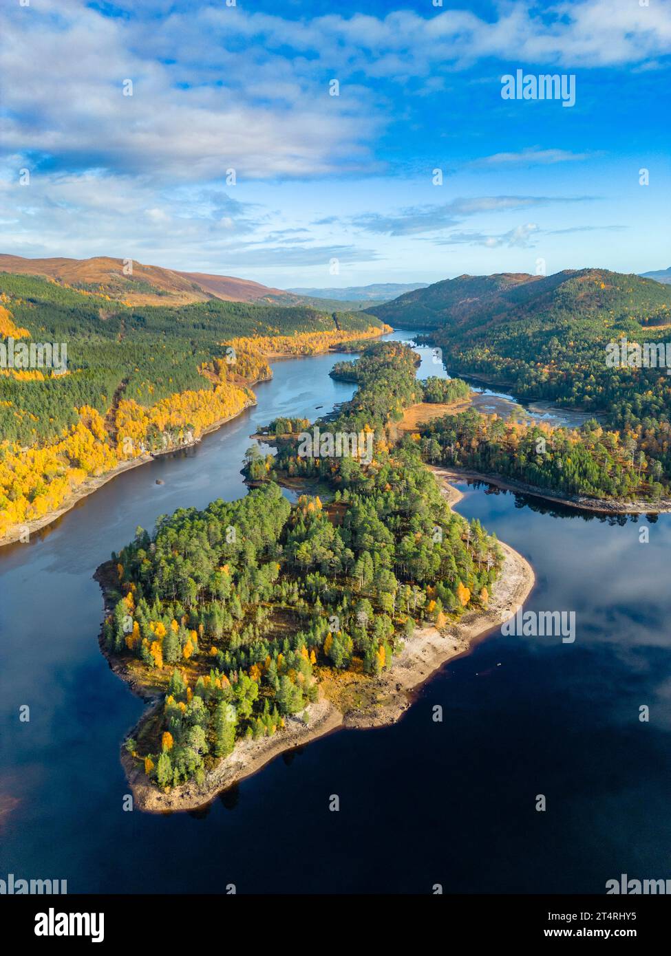 Vues aériennes de couleurs automnales dans les bois à côté du Loch Beinn a Mheadhoin à Glen Affric, Scottish Highlands, Écosse, Royaume-Uni Banque D'Images