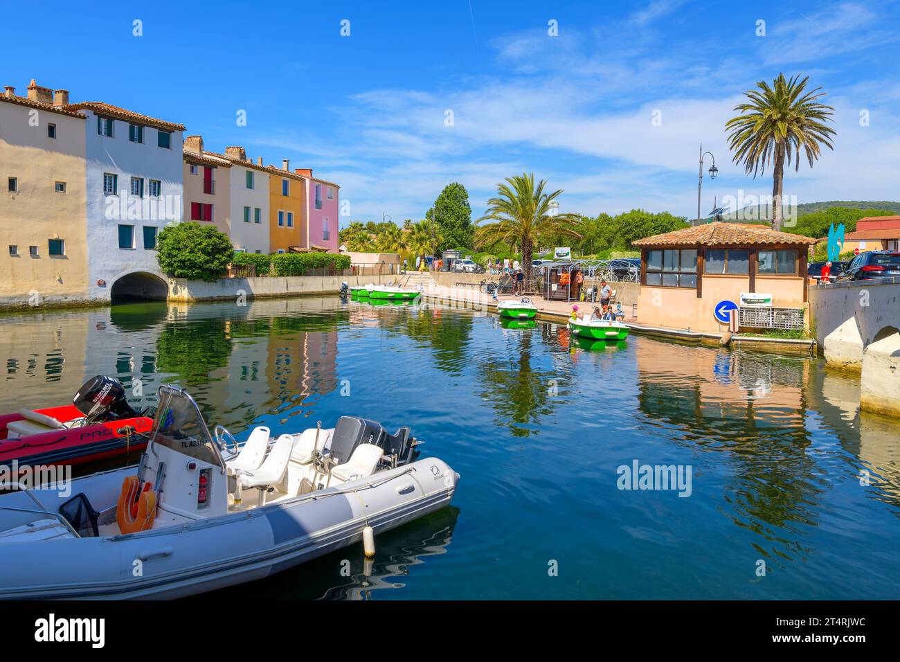 Une petite entreprise de location de bateaux dans la station balnéaire touristique de Port Grimaud, sur la Côte d'Azur près de Saint-Tropez. Banque D'Images