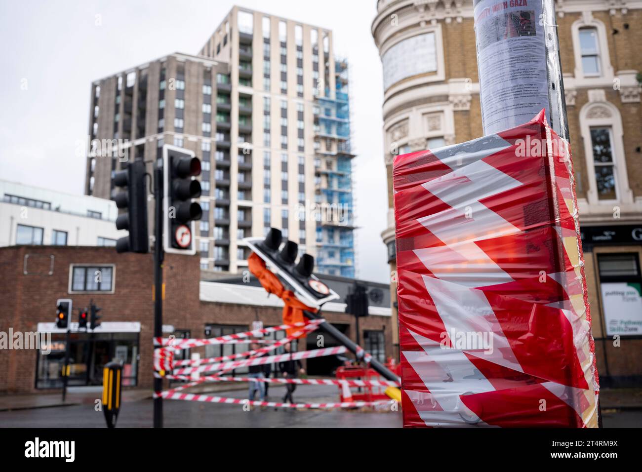 Les suites d'une collision avec un poste de feu tricolore à Loughborough Junction, le 1 novembre 2023, à Londres, Angleterre. Loughborough Junction, dans le quartier de Lambeth, au sud de Londres, va bientôt subir d'importants changements et réaménagements, car les immeubles de grande hauteur et les complexes plats à proximité attirent un local plus jeune Banque D'Images