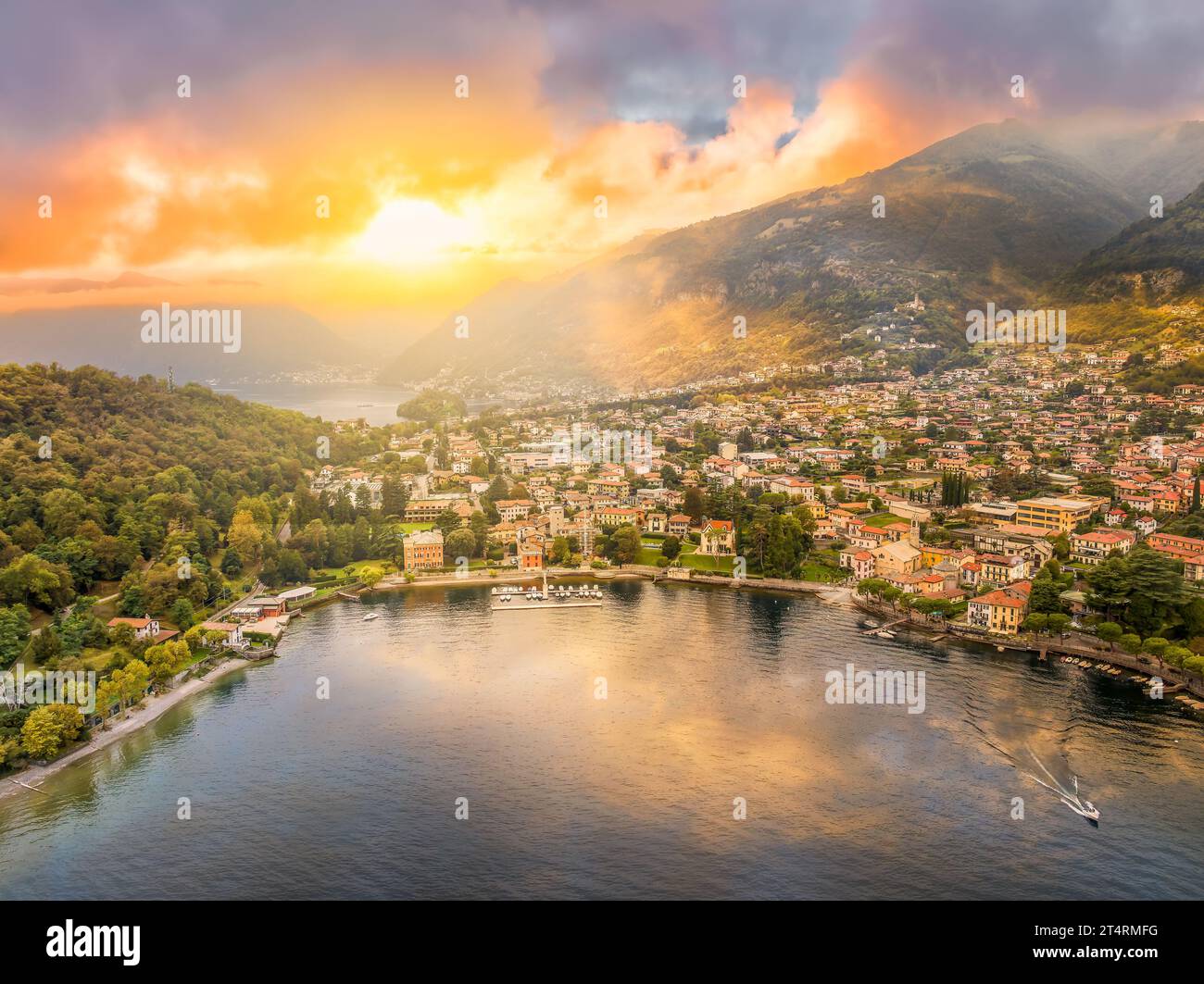Paysage avec village de Lenno, région du lac de Côme, Italie Banque D'Images