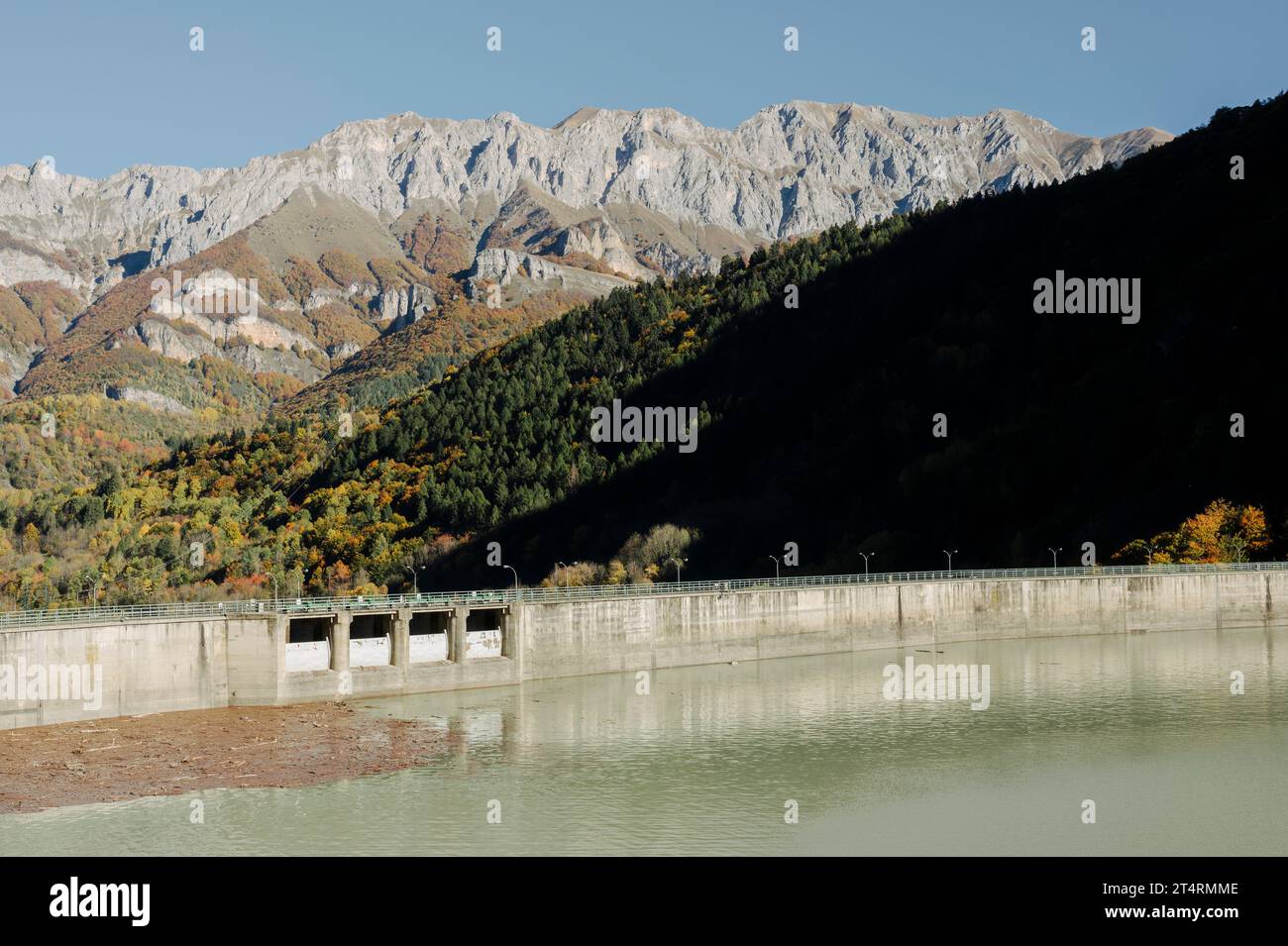 Barrage d'Entraque et Lago della Piastra (Alpes Maritimes, Cuneo, Piémont, Italie). Panorama du barrage en automne Banque D'Images