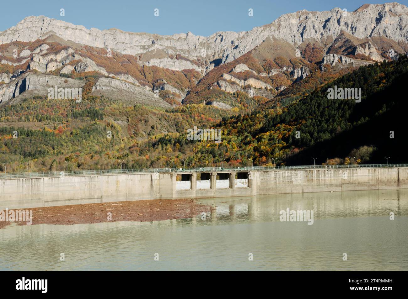 Barrage d'Entraque et Lago della Piastra (Alpes Maritimes, Cuneo, Piémont, Italie). Panorama du barrage en automne Banque D'Images