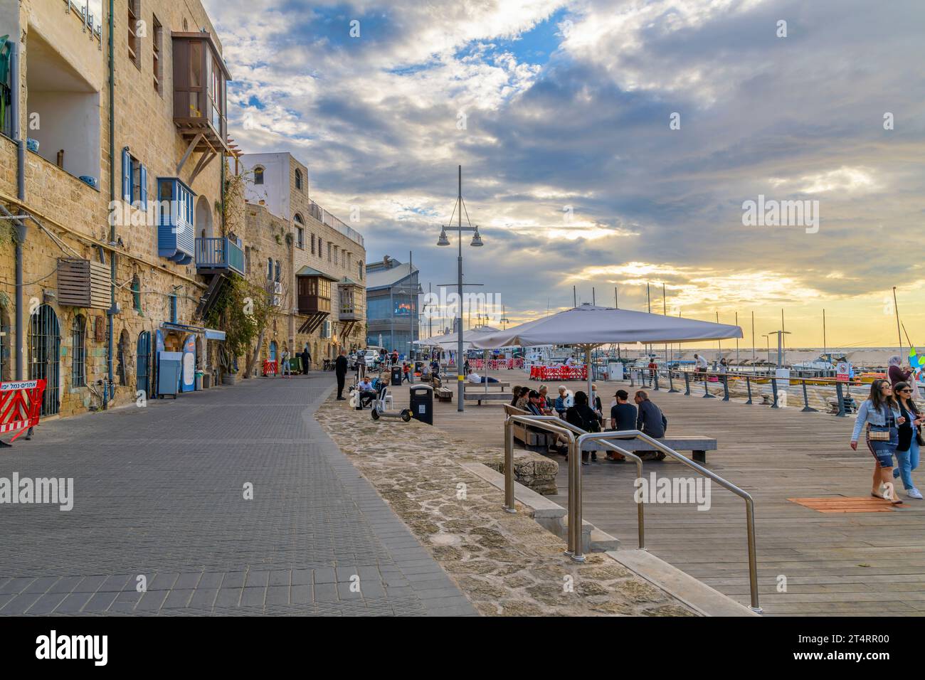 Vue sur la vieille ville et la mer Méditerranée au bord de la mer ancien port portuaire de Jaffa, ou Yafo, Israël au coucher du soleil tôt. Banque D'Images