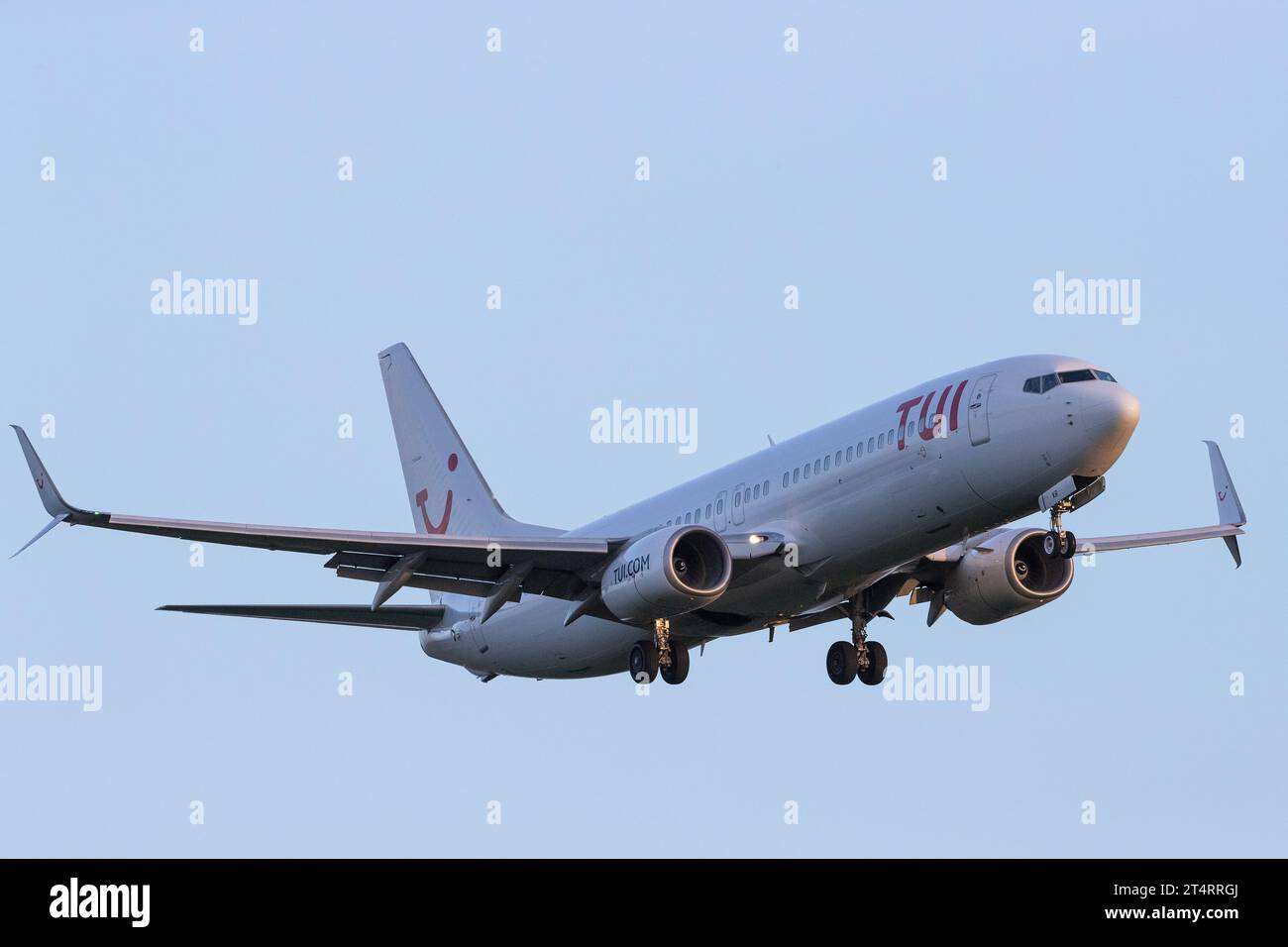 Boeing 737-8K5 de TUI Airways en approche finale de l'aéroport d'East Midlands. Mercredi 1 novembre 2023. (Crédit : James Holyoak/Alamy Live News) Banque D'Images