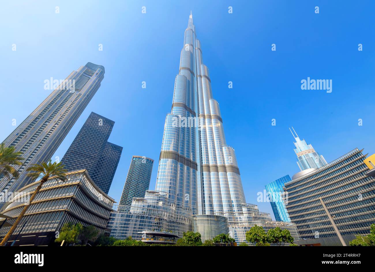 Vue à faible angle du gratte-ciel Burj Khalifa, le plus haut bâtiment du monde, dans le quartier commercial du centre-ville de Dubaï, Émirats arabes Unis Banque D'Images