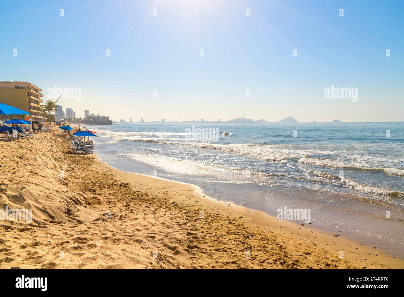 Un soleil chaud de l'après-midi met en valeur les plages de sable fin et les stations balnéaires le long de la Zona Dorado ou Golden zone de la Riviera mexicaine à Mazatlan, Mexique. Banque D'Images