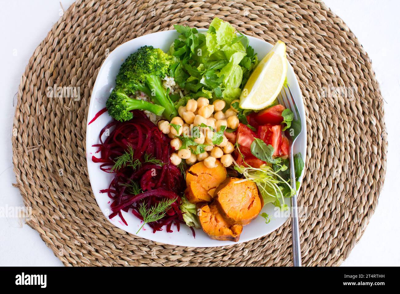 Bol de bouddha végétalien avec pois chiches, brocoli, patates douces rôties et salade shooté par le haut. Banque D'Images