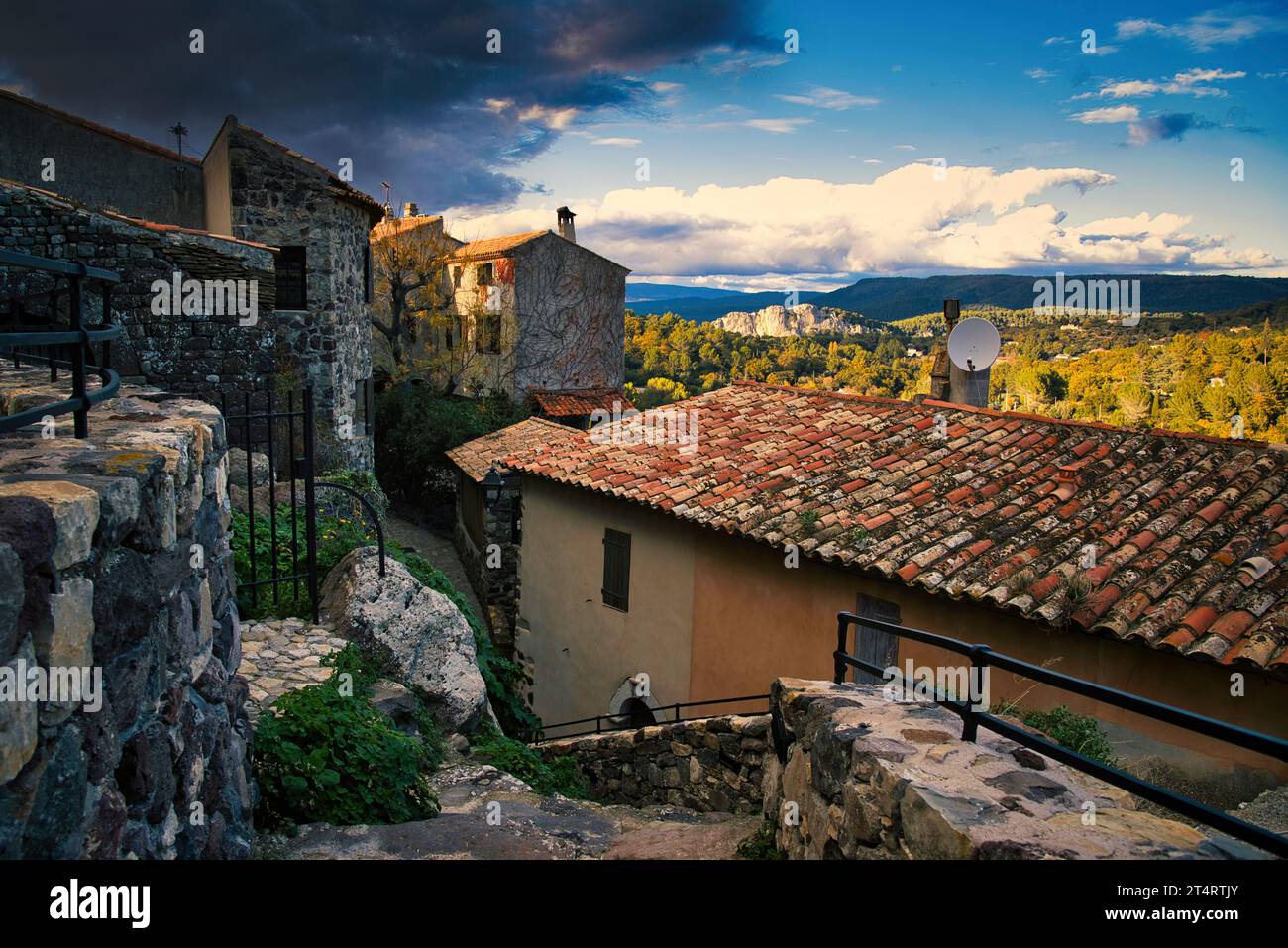Vieux village d'Evenos qui surplombe les gorges d'ollioules / ld village d'Evenos surplombant les gorges d'ollioules var France var France Banque D'Images