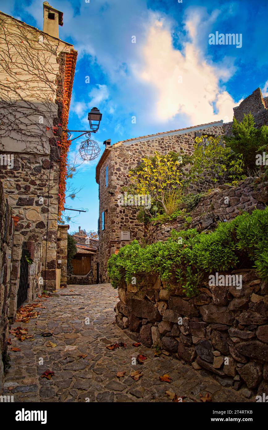 Vieux village d'Evenos qui surplombe les gorges d'ollioules / ld village d'Evenos surplombant les gorges d'ollioules var France var France Banque D'Images