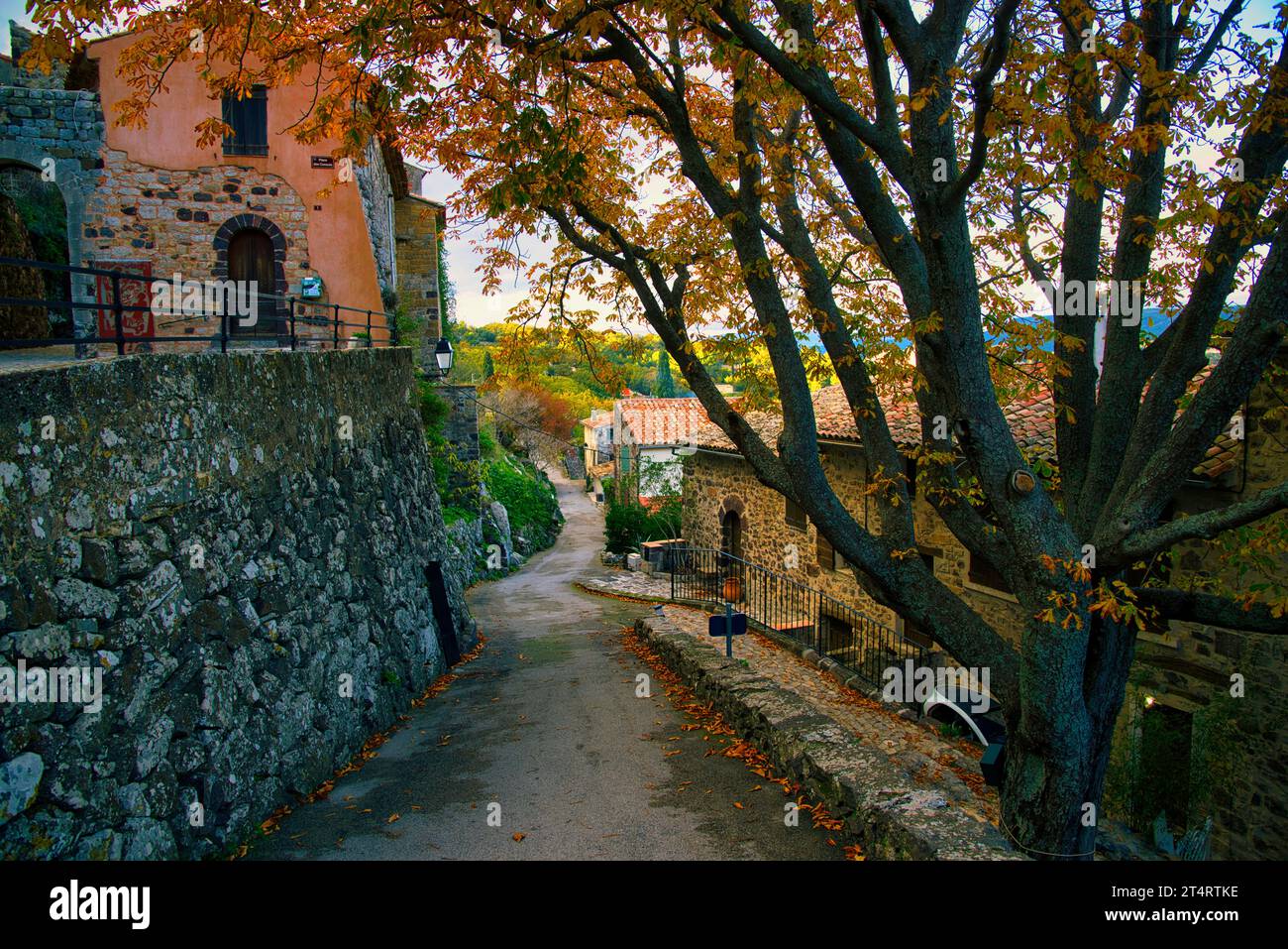 Vieux village d'Evenos qui surplombe les gorges d'ollioules / ld village d'Evenos surplombant les gorges d'ollioules var France var France Banque D'Images