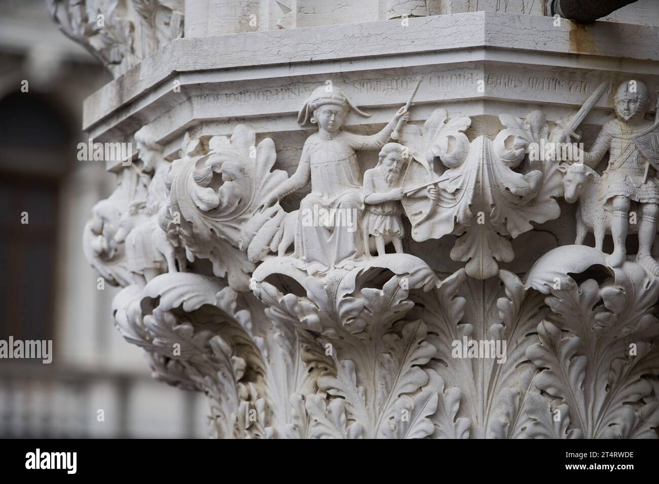Sculptures de poissons, Jupiter, Sagittaire sur le pilier du Palais des Doges (italien : Palazzo Ducale). Venise - 5 mai 2019 Banque D'Images