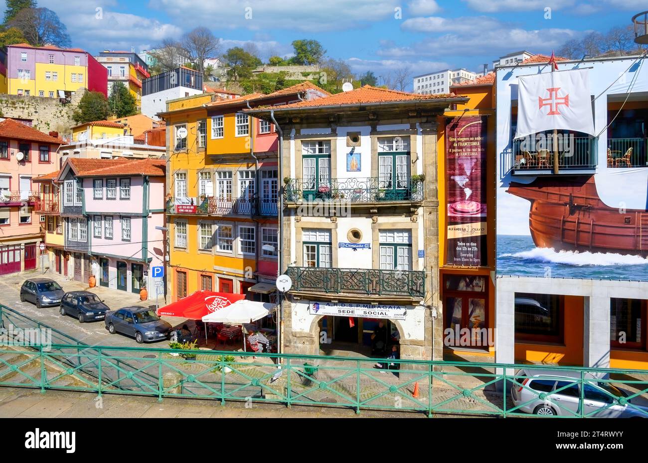 Porto, Portugal, façade traditionnelle des bâtiments dans le paysage urbain. Banque D'Images