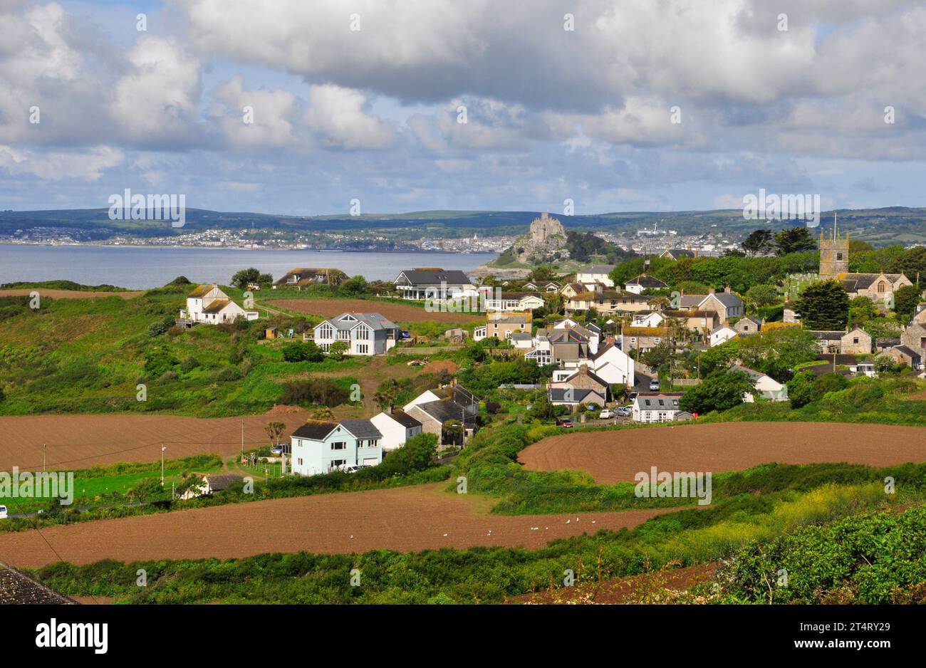 Vue sur les petits champs fraîchement labourés depuis le haut de Perranuthnoe vers le mont St Michae et jusqu'à Penzance par un matin de printemps lumineux. Banque D'Images Vue sur les petits champs fraîchement labourés depuis le haut de Perranuthnoe vers le mont St Michae et jusqu'à Penzance par un matin de printemps lumineux. Banque D'Images