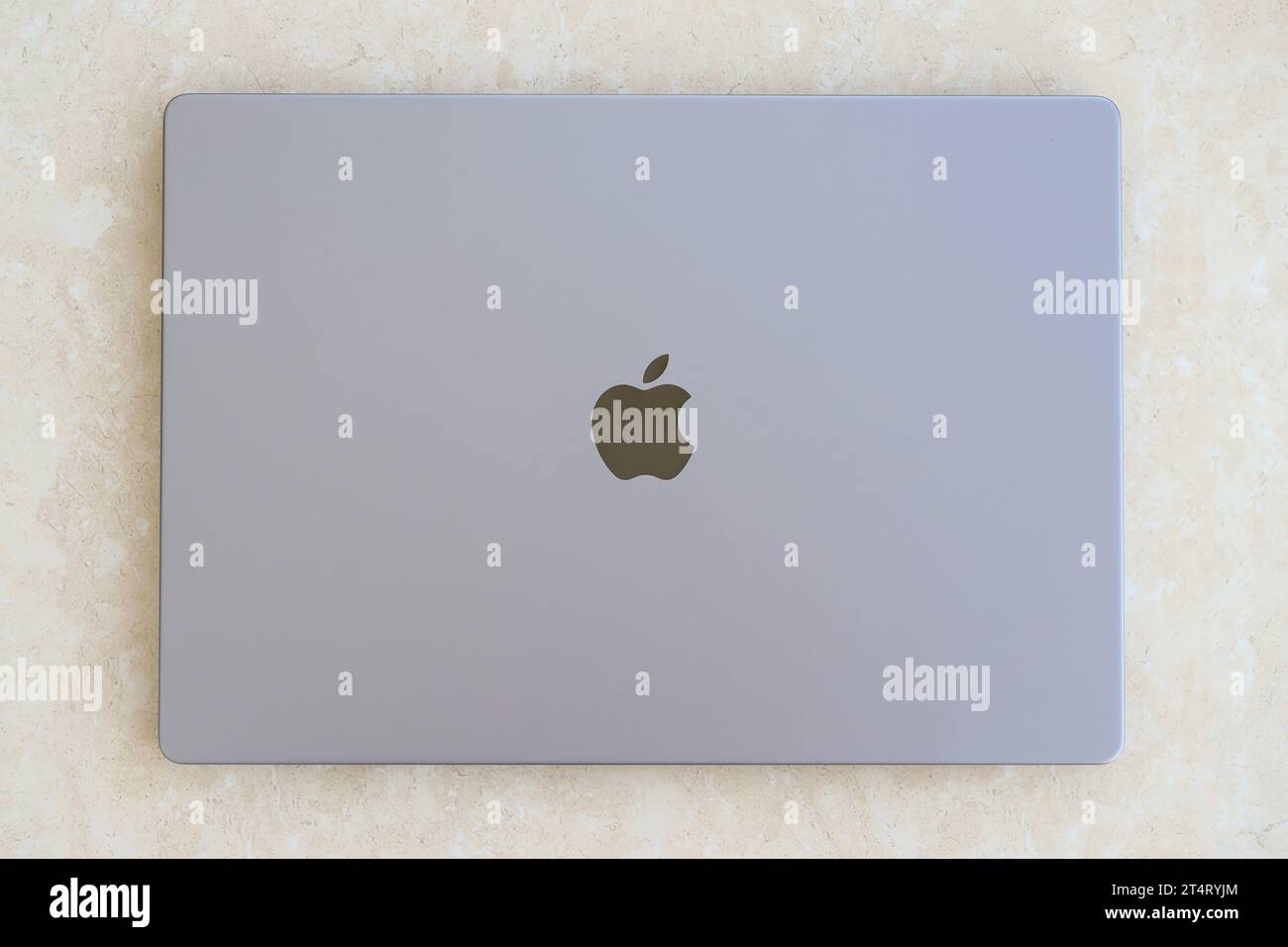 KIEV, UKRAINE - 4 MAI, 2023 : vue de couverture de MacBook Air MacBook Pro 13 en couleur gris espace isolé sur fond blanc. Vue d'en haut Banque D'Images