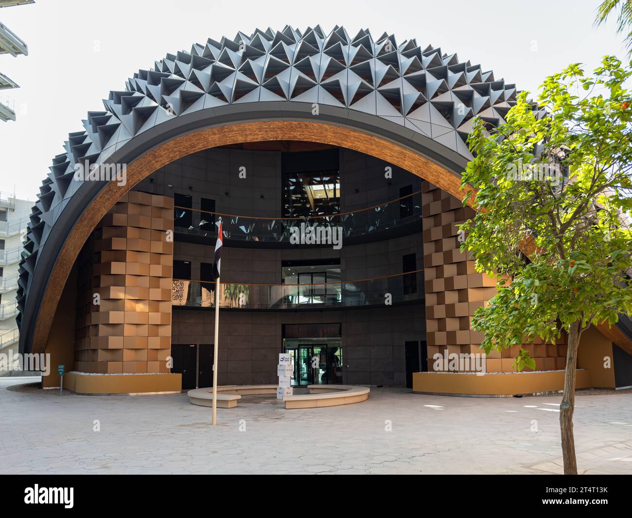 Le Centre de connaissances de Masdar City, une communauté urbaine durable à Abu Dhabi, abrite un cluster et un bus de technologies propres en pleine croissance Banque D'Images