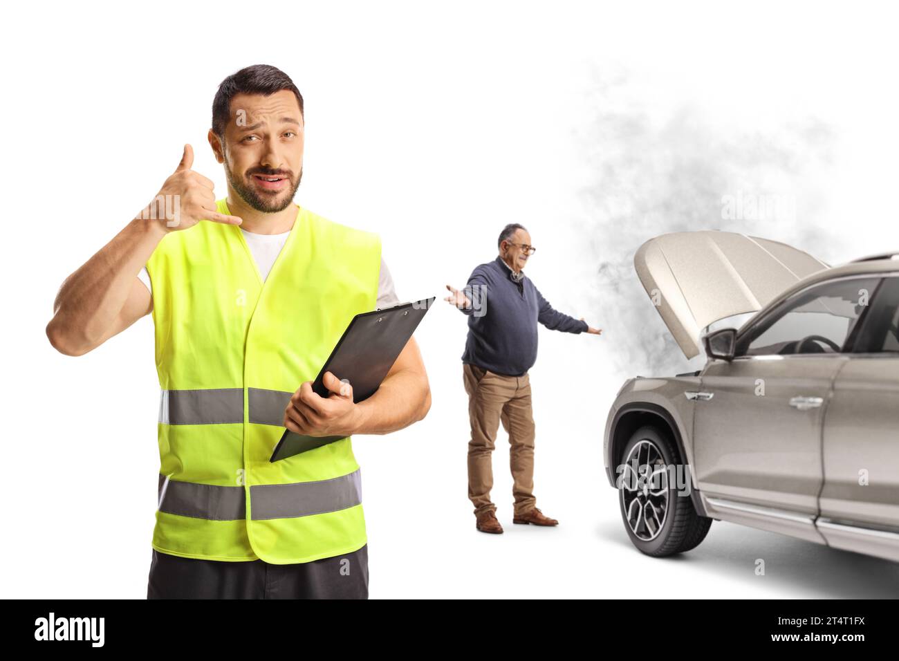 Assistant de route faisant un appel téléphonique devant un homme avec un problème de voiture isolé sur fond blanc Banque D'Images
