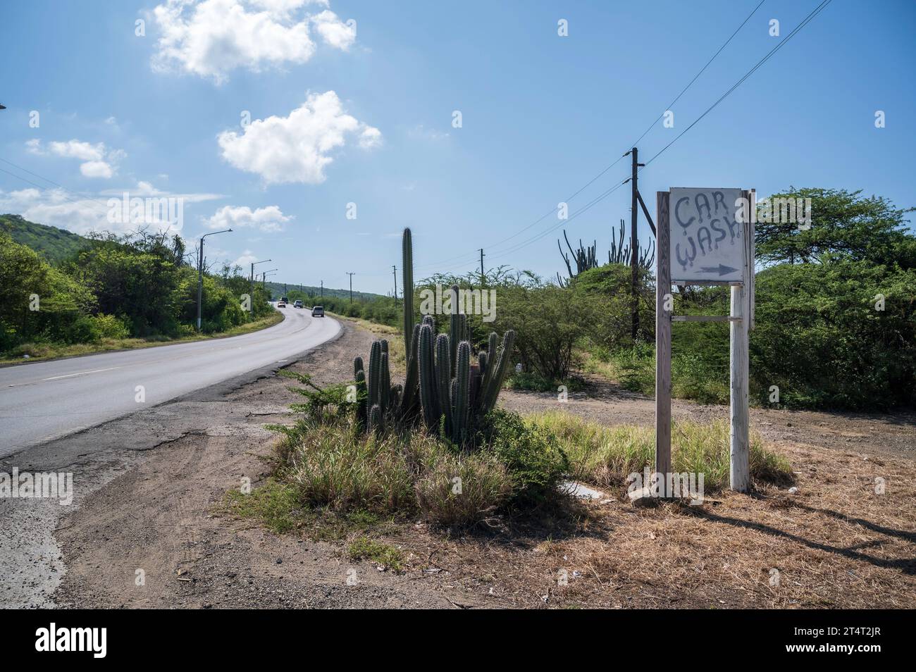 Un vieux panneau de lavage de voiture, sur le bord de la route, sur l'île néerlandaise de Curaçao, dans le sud des Caraïbes Banque D'Images