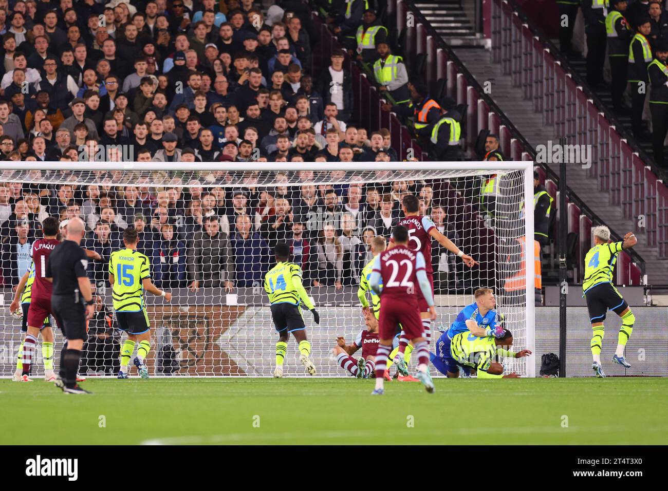 London Stadium, Londres, Royaume-Uni. 1 novembre 2023. Carabao Cup football, West Ham United contre Arsenal ; Ben White d'Arsenal marque un but pour 1-0 à la 16e minute crédit : action plus Sports/Alamy Live News Banque D'Images