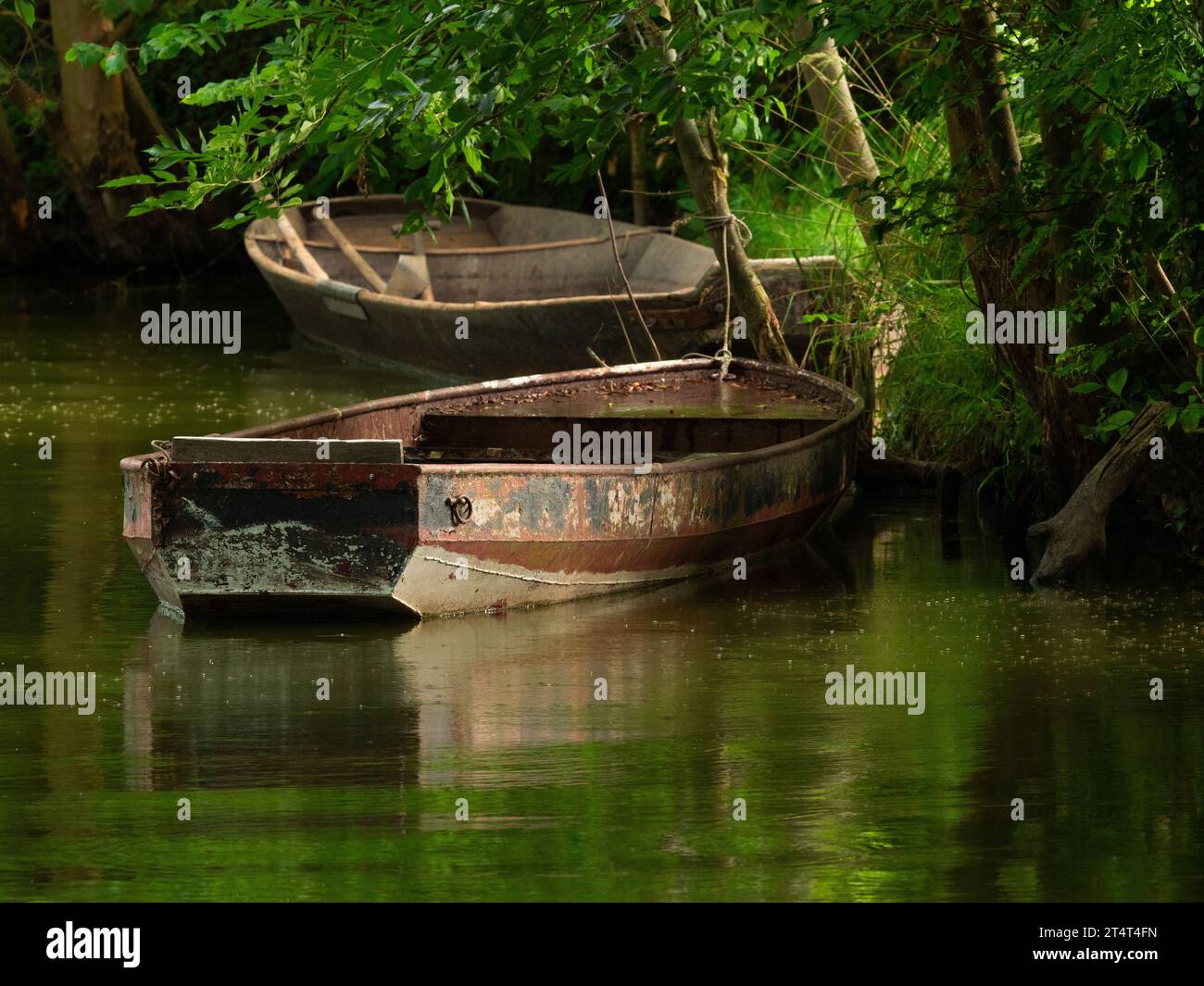 Trebbin, Allemagne. 30 juillet 2023. 30.07.2023, Trebbin. Deux anciens enclos de pêche se trouvent sur la rivière Nieplitz à Blankensee, un quartier de Trebbin. Crédit : Wolfram Steinberg/dpa crédit : Wolfram Steinberg/dpa/Alamy Live News Banque D'Images