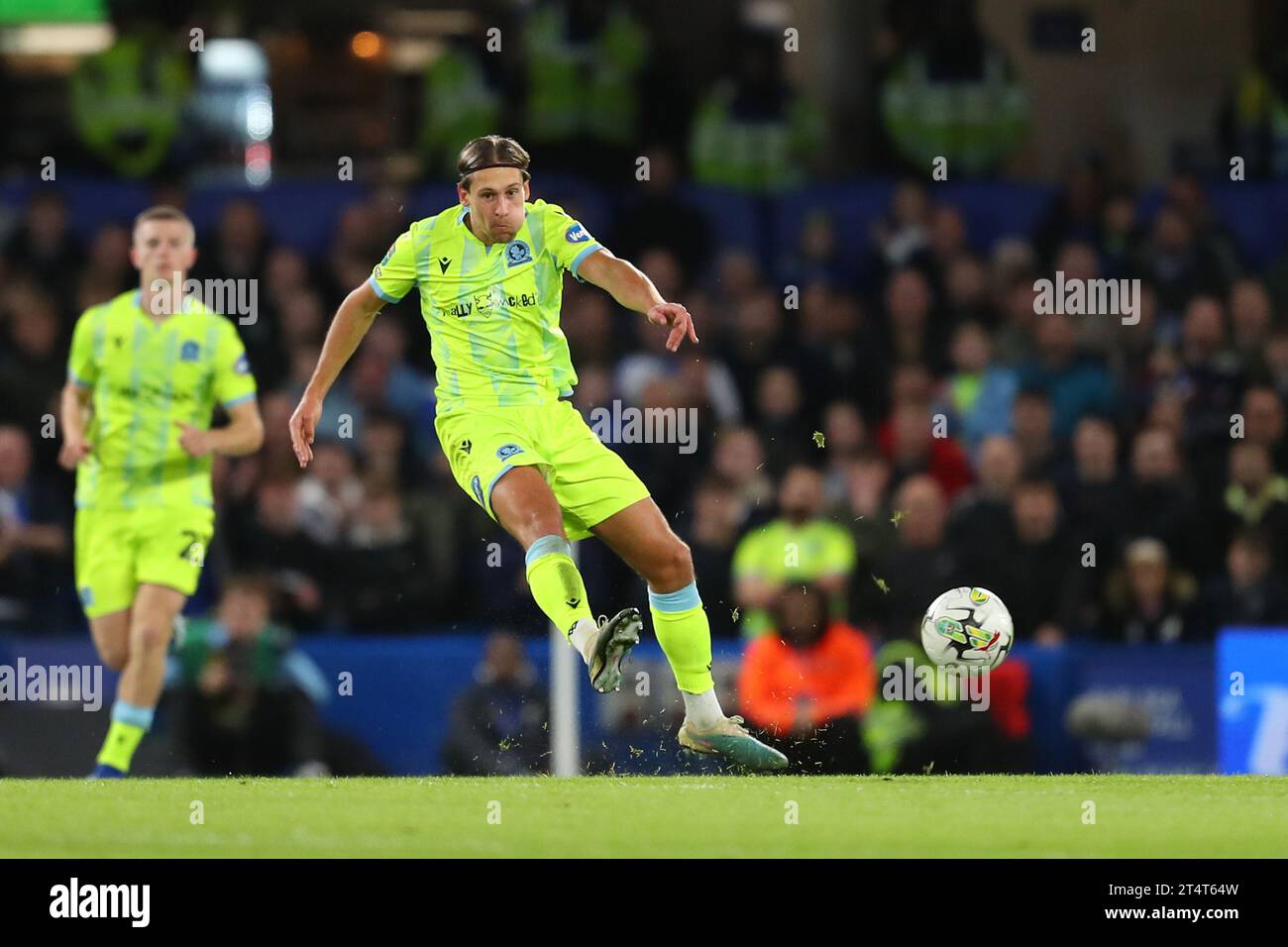 1 novembre 2023 ; Stamford Bridge, Chelsea, Londres, Angleterre : Carabao Cup football, Chelsea contre Blackburn Rovers ; Callum Brittain des Blackburn Rovers lance une contre-attaque avec un lancer de passe-haut. Banque D'Images