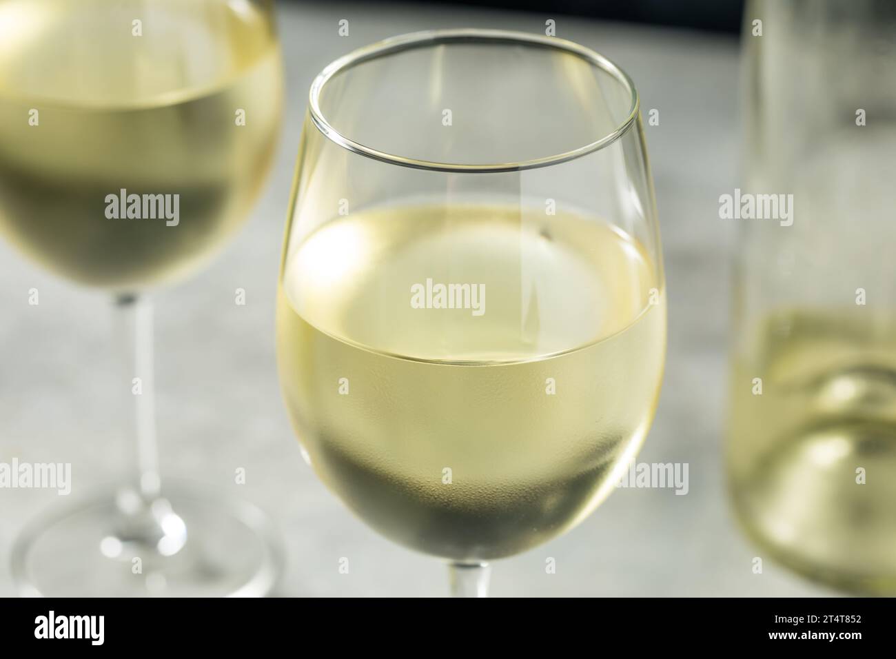 Vin blanc Sauvignon biologique Boozy dans un verre Banque D'Images