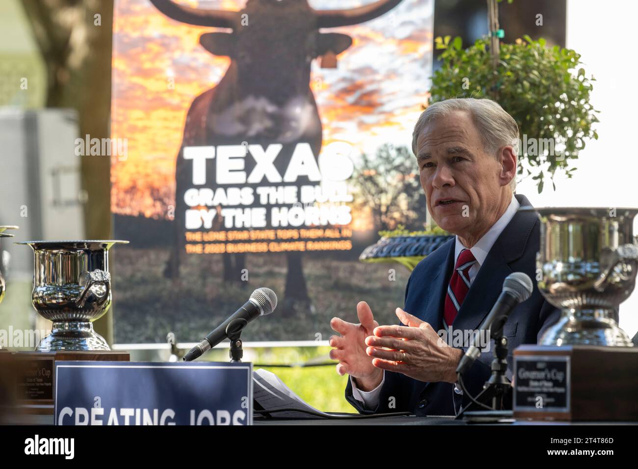 Austin Texas USA, novembre 1 2023 : le gouverneur du Texas GREG ABBOTT répond aux questions de la presse lors d'un briefing matinal sur le développement économique au manoir du gouverneur. ©Bob Daemmrich Banque D'Images