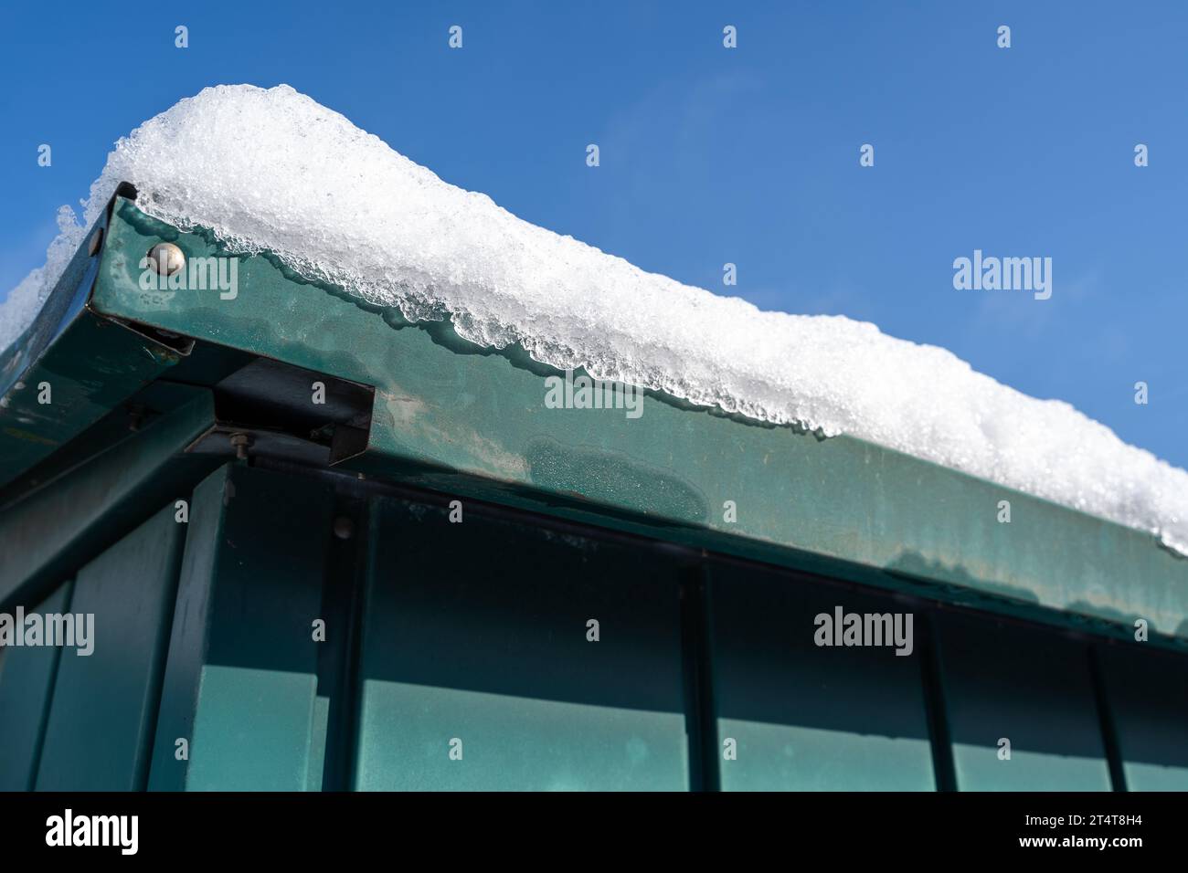 Toit de maison de jardin vert avec neige Banque D'Images