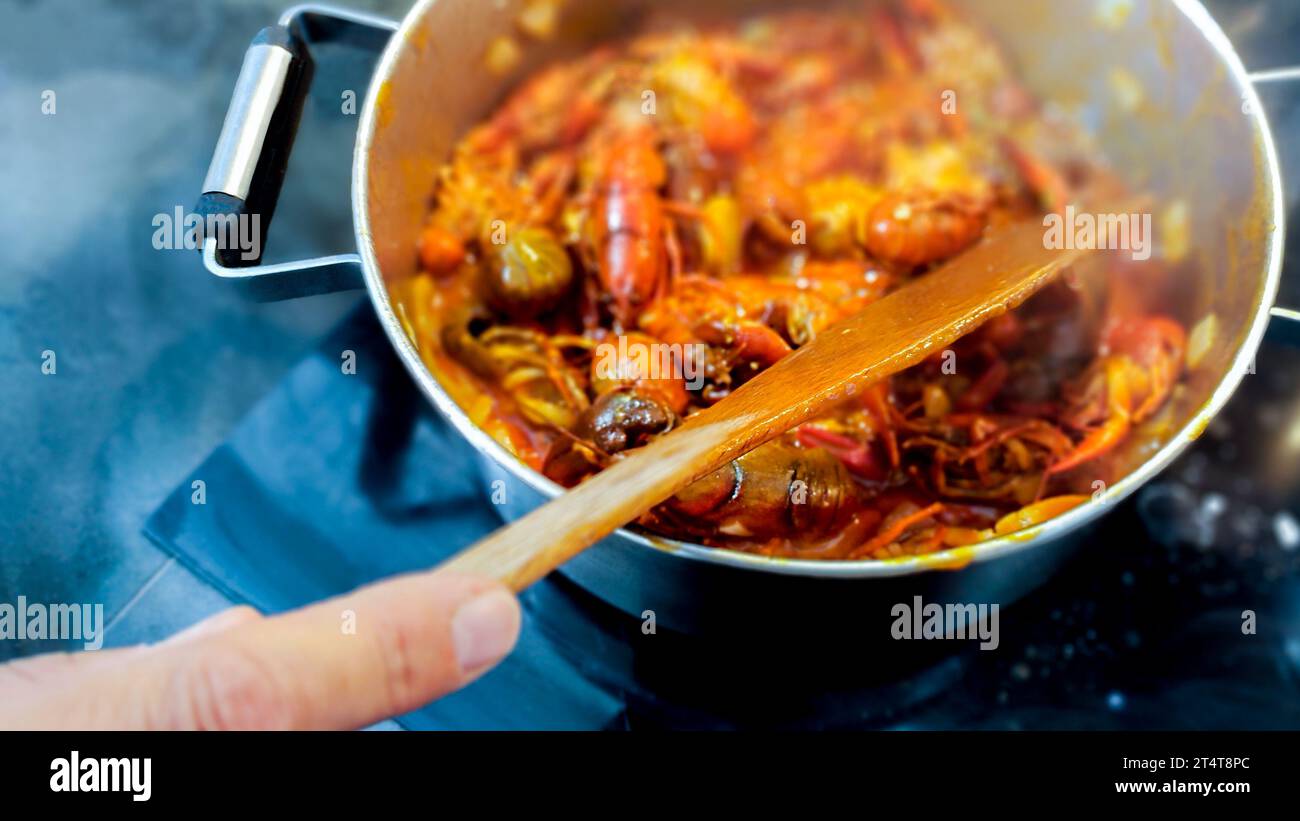 casserole de langoustines cuisson et cuisson à la vapeur avec sauce tomate oignons et poivrons Banque D'Images