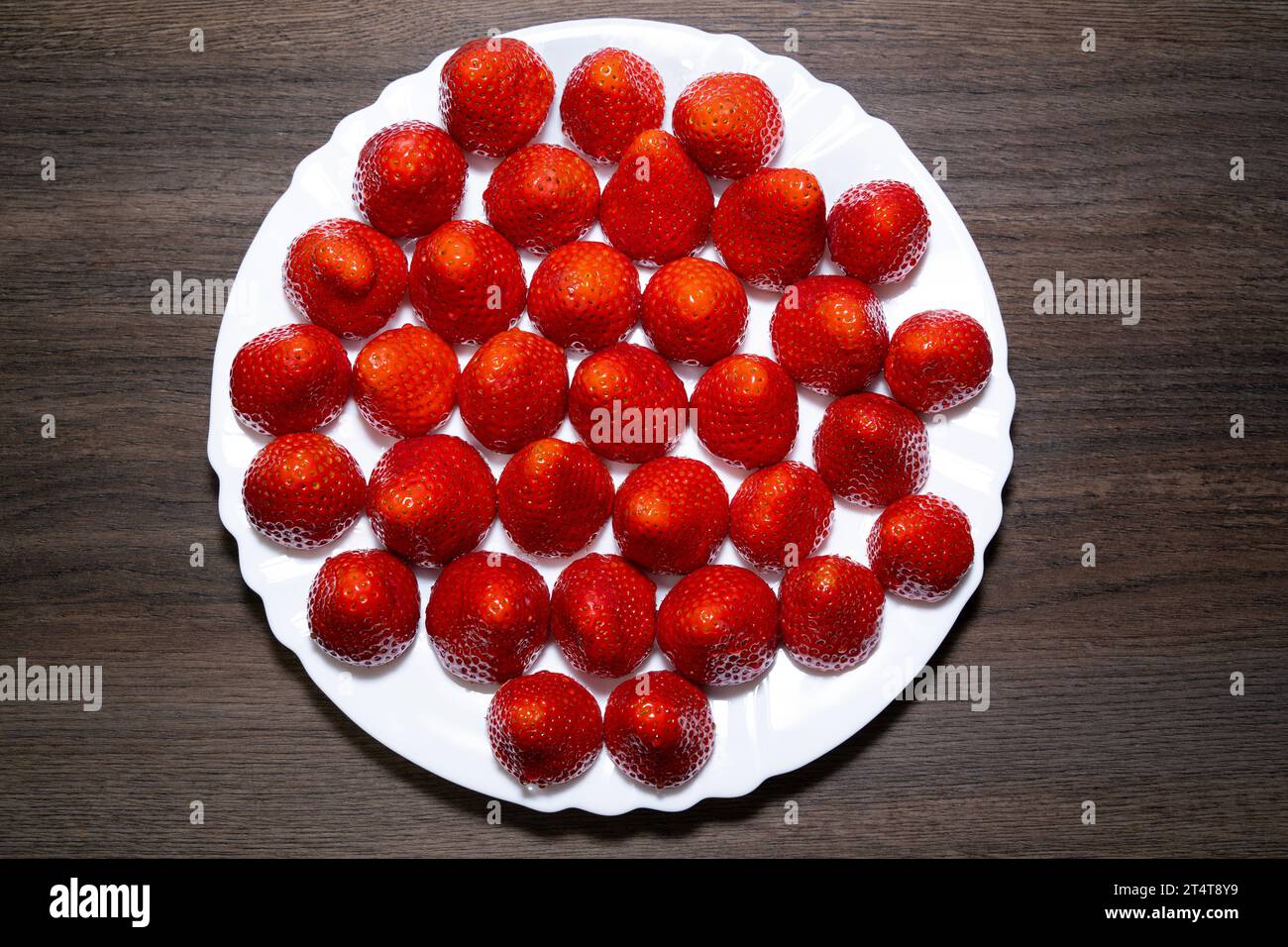Les fraises sur une plaque Banque D'Images