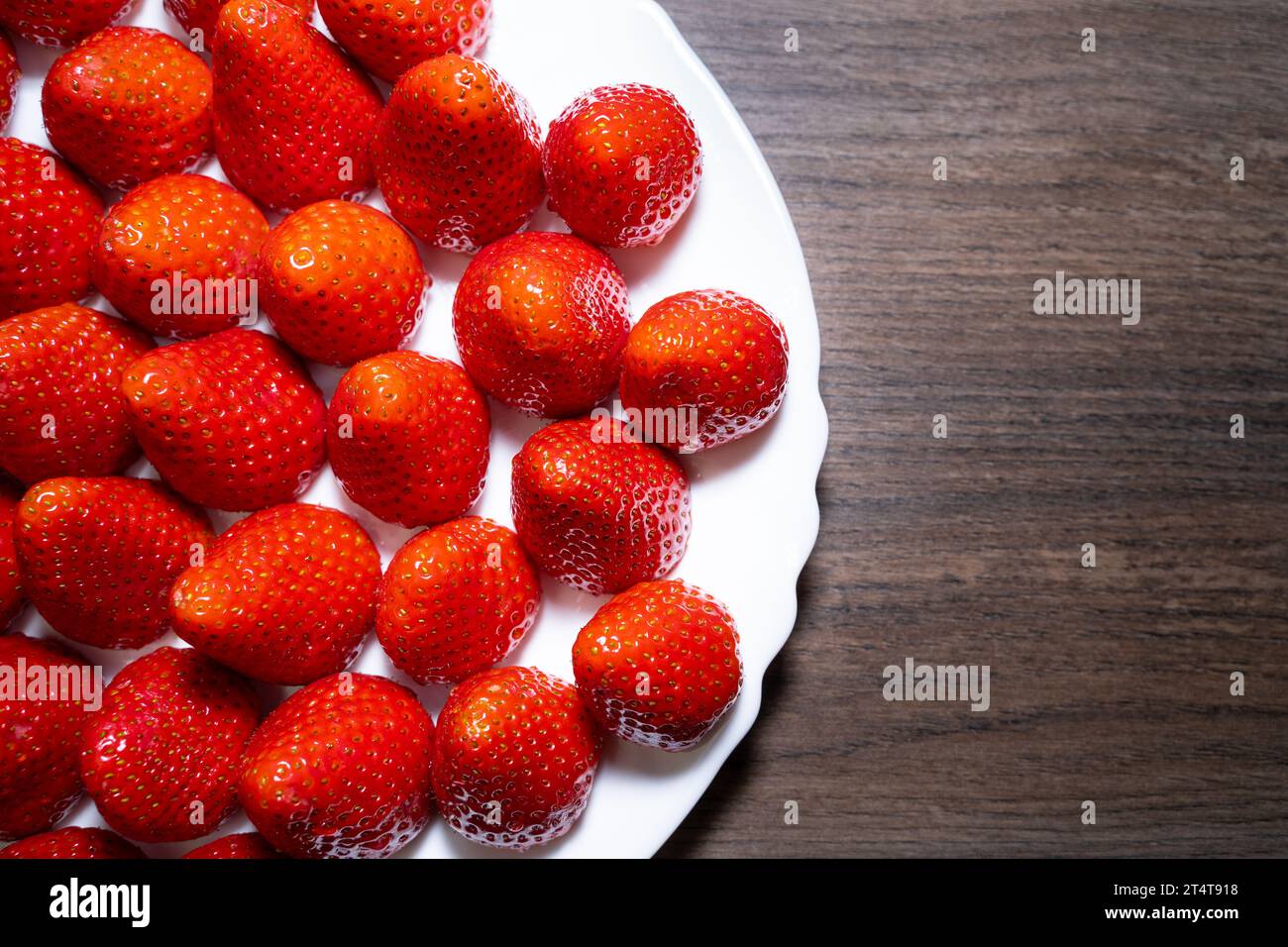 Les fraises sur une plaque Banque D'Images