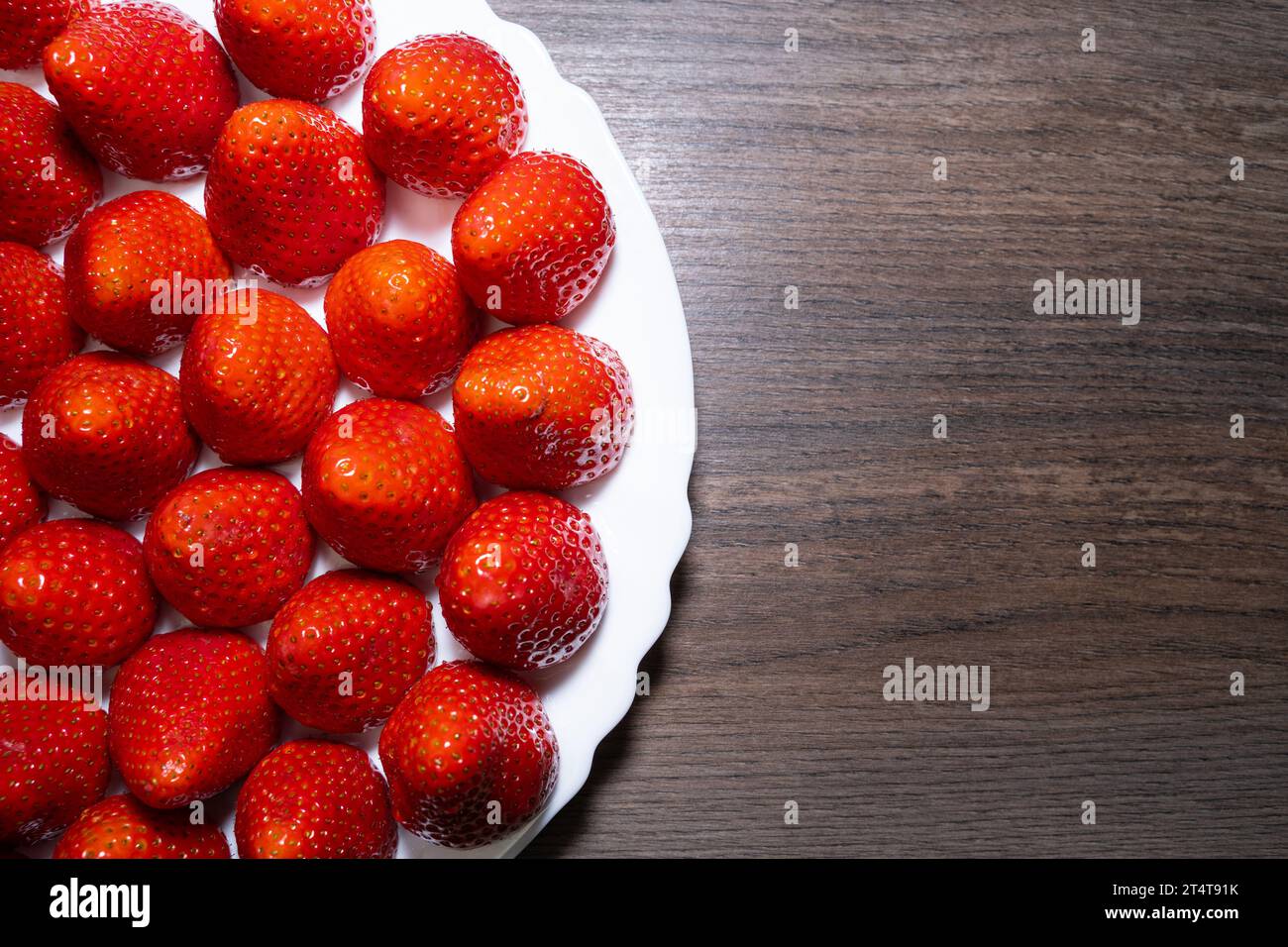 Les fraises sur une plaque Banque D'Images