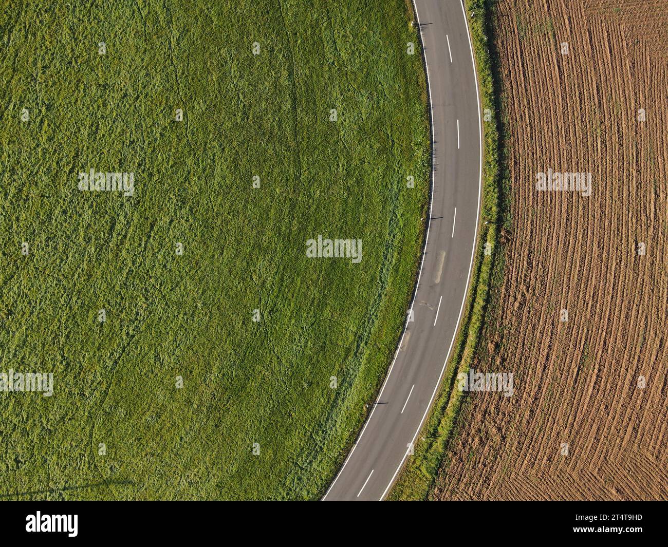Vue aérienne d'une route entre champs de campagne dans le paysage Banque D'Images