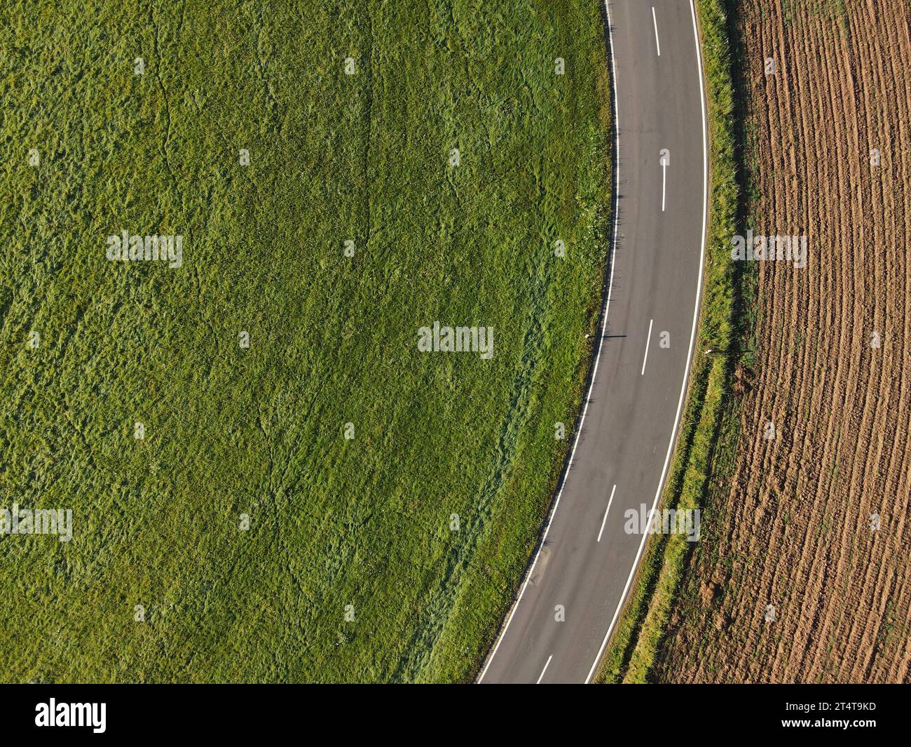 Vue aérienne d'une route entre champs de campagne dans le paysage Banque D'Images