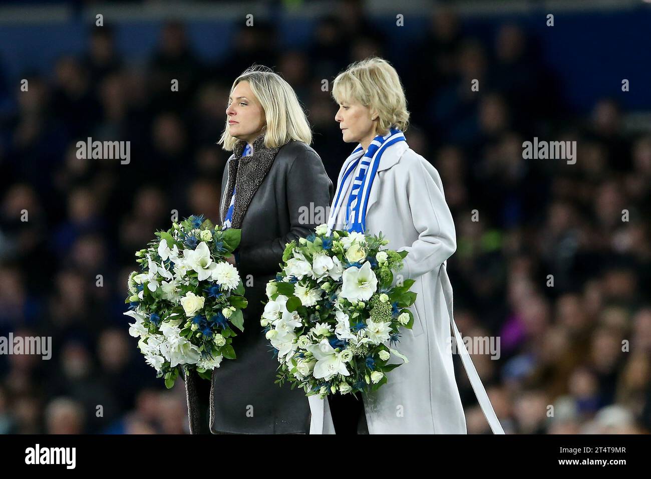 Everton, Royaume-Uni. 01 novembre 2023. Jenny Seagrove, épouse de l'ancien président d'Everton Bill Kenwright CBE, et sa fille Lucy Kenwright déposent des couronnes dans le cercle central après son décès récent. Carabao Cup, EFL Cup Match, Everton v Burnley au Goodison Park à Liverpool le mercredi 1 novembre 2023. Cette image ne peut être utilisée qu'à des fins éditoriales. Usage éditorial uniquement, photo de Chris Stading/Andrew Orchard photographie sportive/Alamy Live News crédit : Andrew Orchard photographie sportive/Alamy Live News Banque D'Images