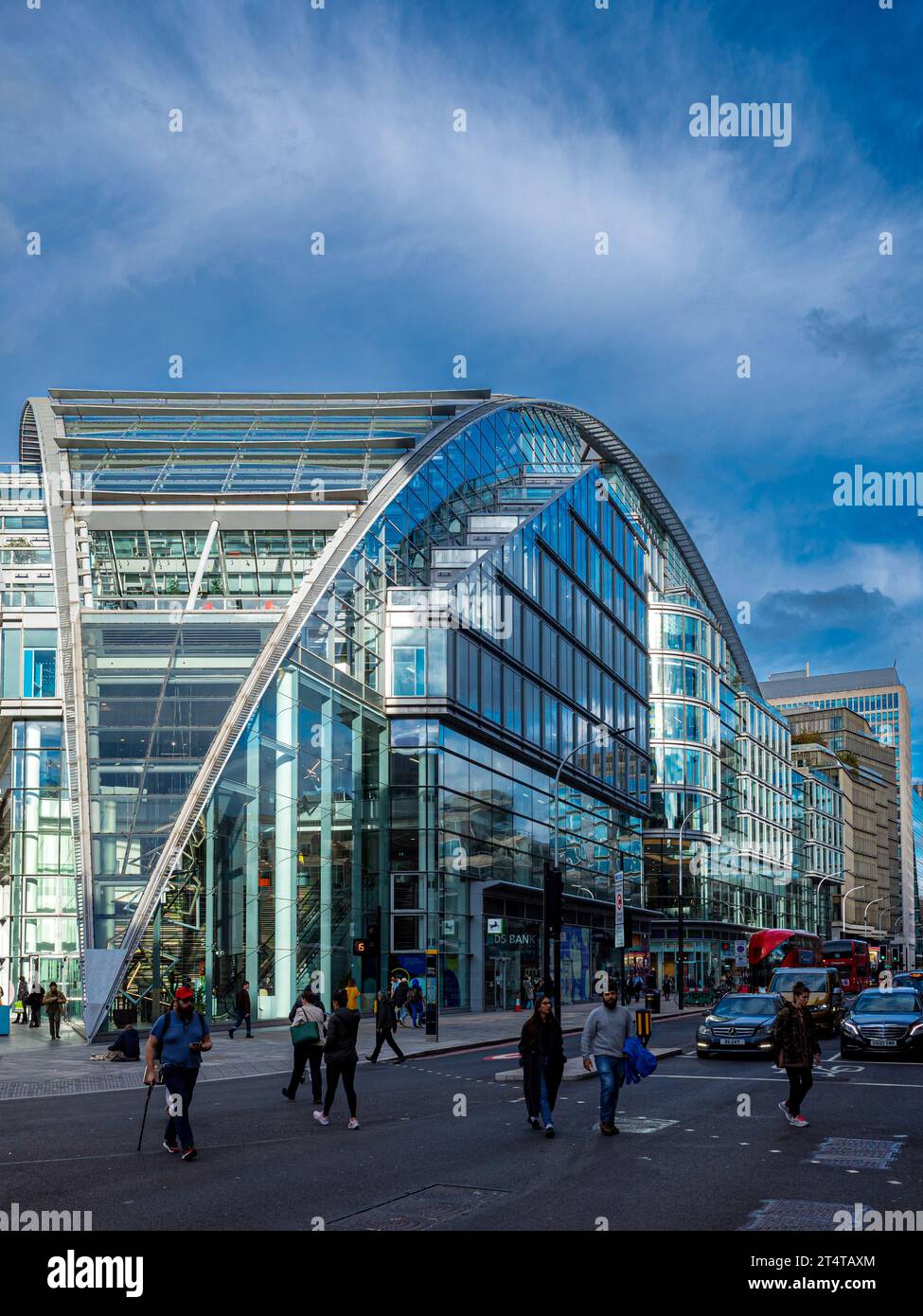 100 Victoria St, Londres le bâtiment fait partie du plus grand développement Cardinal place. Architectes KPF (Kohn Pedersen Fox), ouvert en 2006. Banque D'Images