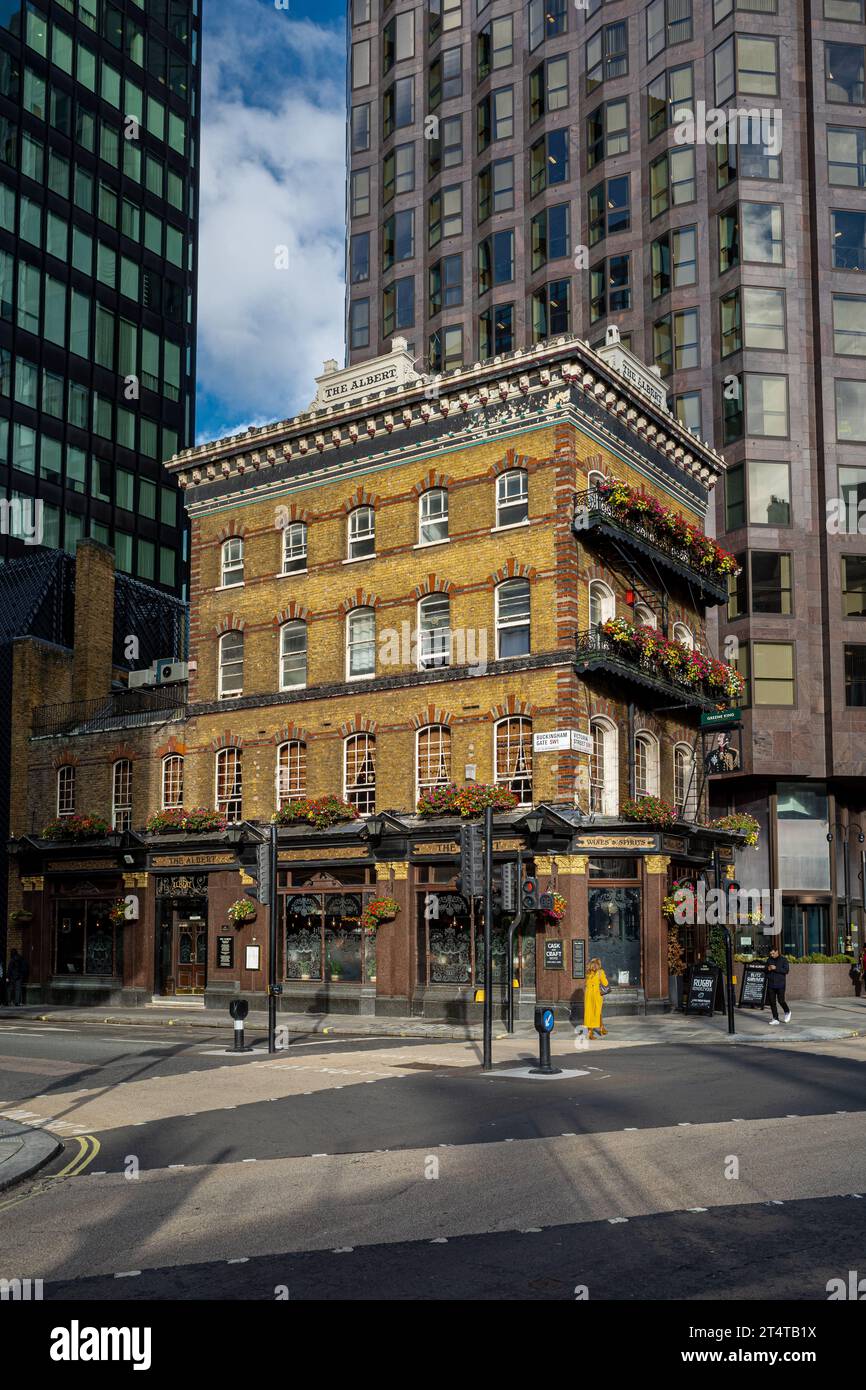 The Albert Pub Victoria London. The Albert Pub sur Victoria St London, construit en 1862 et nommé d'après le défunt mari de la reine Victoria. Catégorie II répertoriée. Banque D'Images