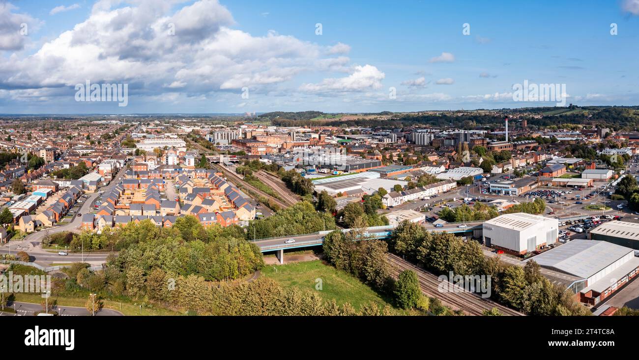 Vue aérienne au-dessus du centre-ville de Burton on Trent, ville de marché du Staffordshire, avec gare et bâtiments de l'industrie brassicole Banque D'Images