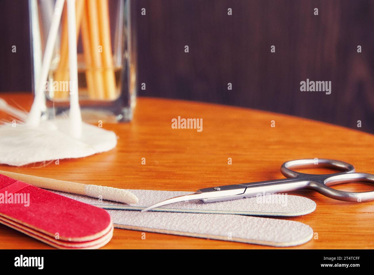 Ensemble d'outils de manucure, ciseaux, lime à ongles, coton-tige sur l'affichage en bois. Équipement cosmétique. Soin du corps et thème de la mode. Espace de copie Banque D'Images