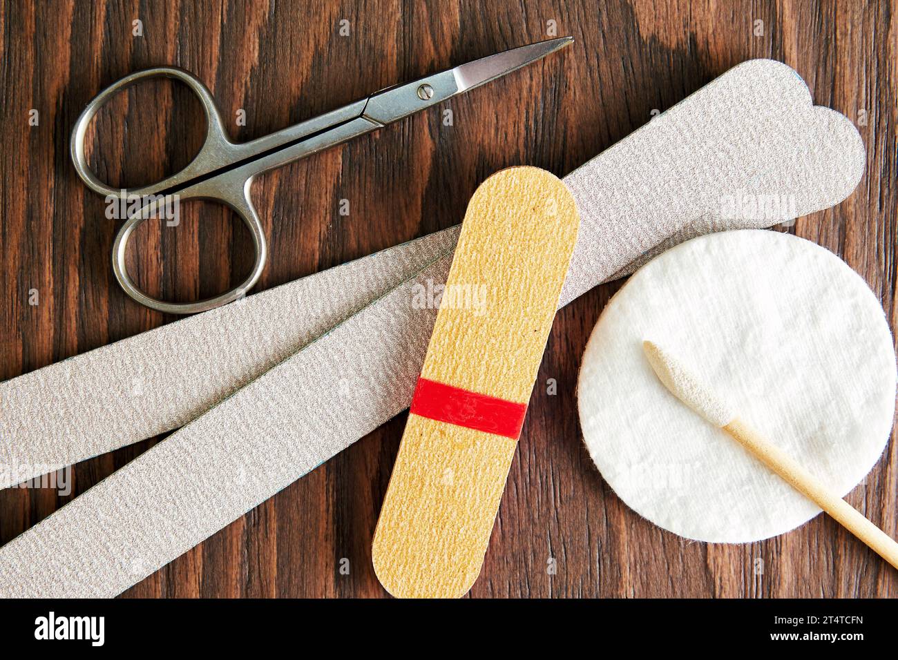Pose à plat avec équipement de manucure, ciseaux et lime à ongles sur la table en bois brut. Outils cosmétiques. Soin du corps et thème de la mode Banque D'Images