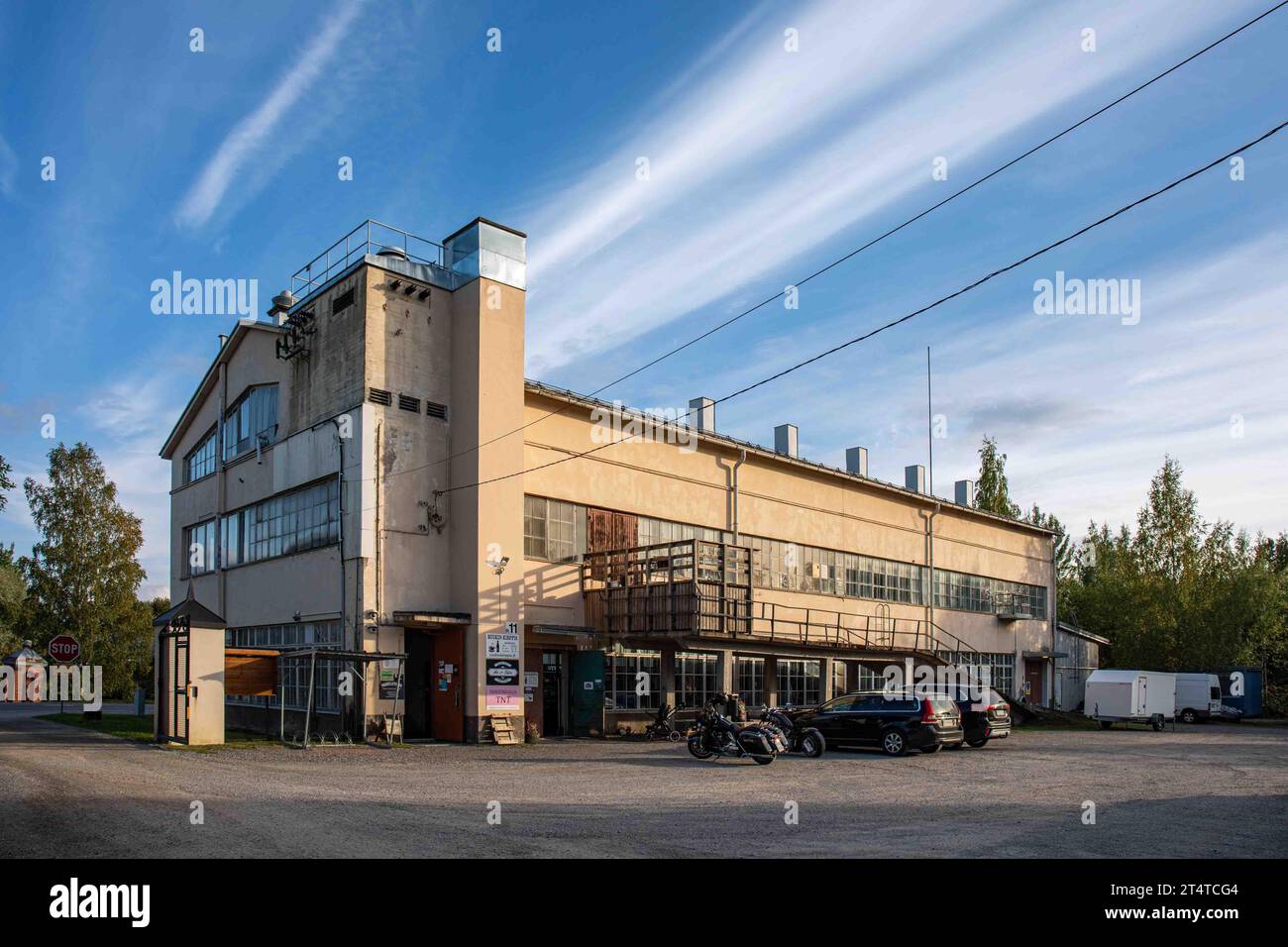 Ancien bâtiment industriel de Kellokosken Ruukki, aujourd'hui magasin d'occasion, sous le soleil du soir dans le quartier Kellokoski de Tuusula, Finlande Banque D'Images