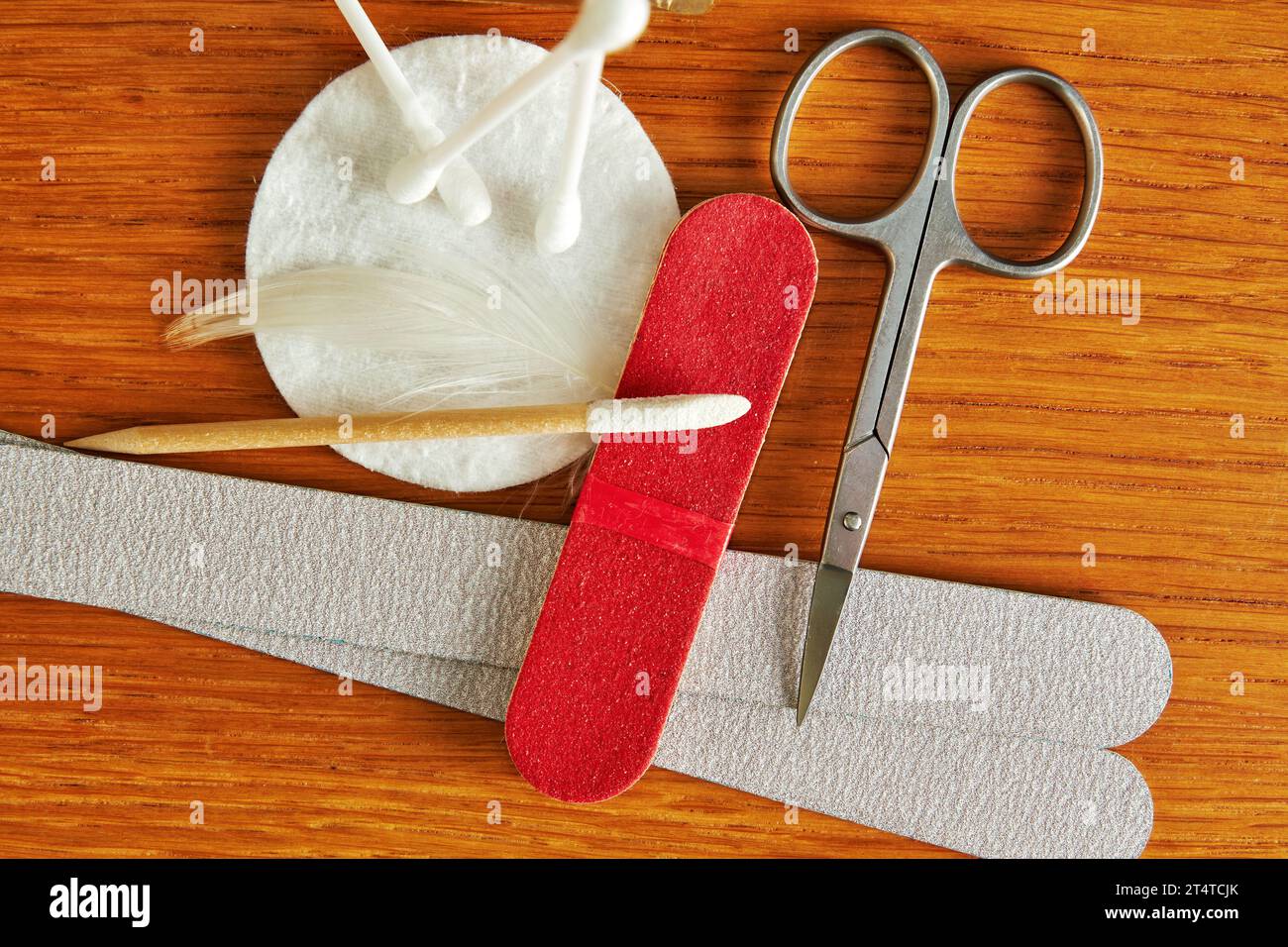 Pose à plat avec jeu d'outils de manucure, ciseaux, lime à ongles, cotons-tiges. Équipement cosmétique. Soin du corps et thème de la mode Banque D'Images