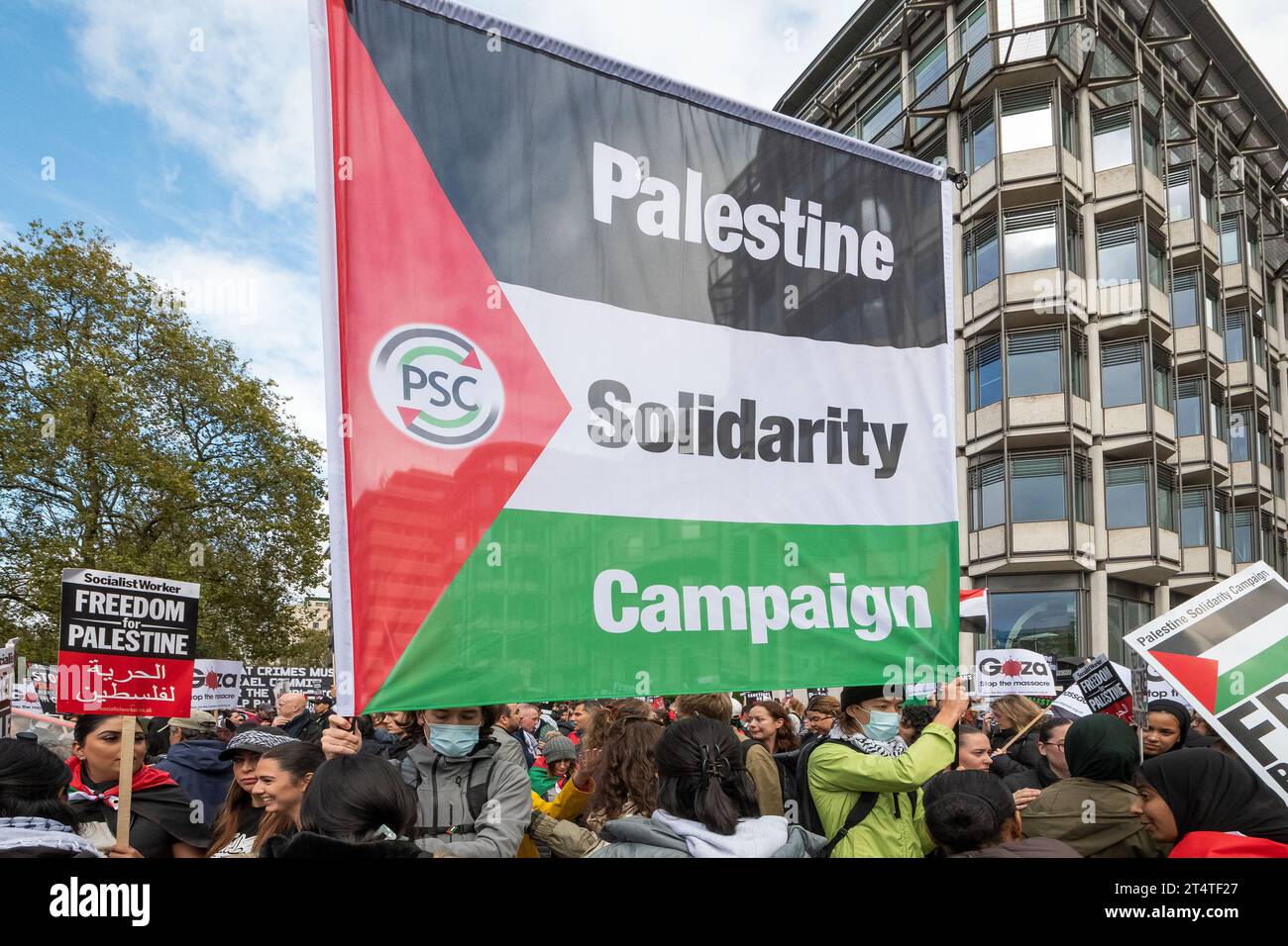 Londres, Royaume-Uni. 21 octobre 2023. Marche nationale pour Gaza, arrêtez la guerre contre Gaza. Marche de Marble Arch à Downing Street. Appelant à un cessez-le-feu et à toute l'aide nécessaire pour que les Palestiniens soient autorisés à entrer à Gaza. Organisé par la Palestine Solidarity Campaign, Friends of Al-Aqsa, Stop the War Coalition, Muslim Association of Britain, Palestinian Forum in Britain et CND. PSC, bannière de la campagne de solidarité de Palestine. Crédit : Stephen Bell/Alamy Banque D'Images