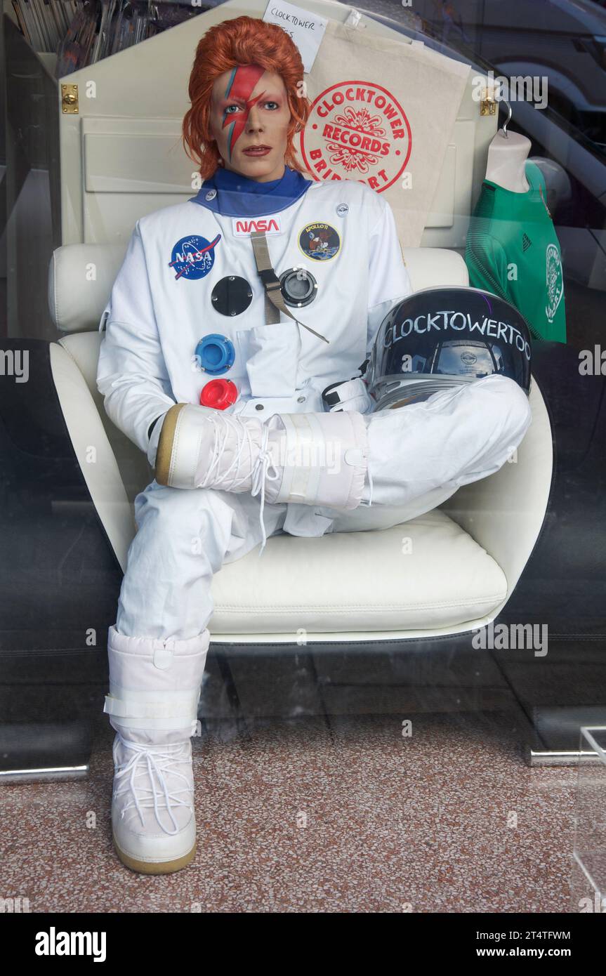Figurine à la cire de David Bowie sous le couvert de Ziggy Stardust, portant un costume spatial. En exposition dans le magasin Clocktower vinyles Records. Bridport, Dorset, Royaume-Uni. Banque D'Images