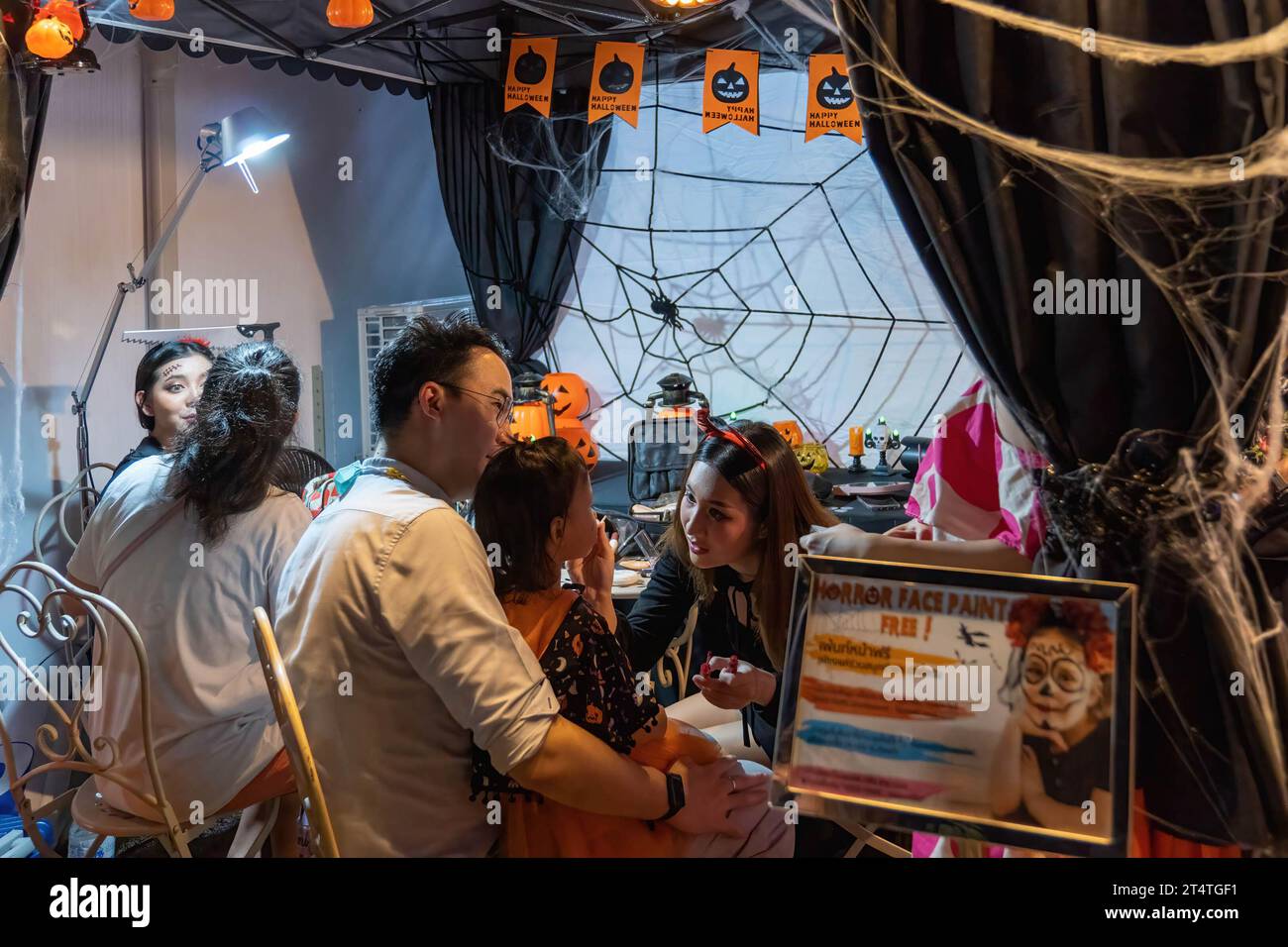 Bangkok, Thaïlande. 31 octobre 2023. Un stand de maquillage gratuit de style halloween est vu à Happy Halloween Festival 2023 à Jodd Fairs DanNeramit, sur Phahonyothin Road, à Bangkok. Le marché nocturne le plus célèbre de Bangkok, Jodd Fairs, a récemment ouvert une nouvelle succursale à DanNeramit, un parc à thème formel avec un château de conte de fées qui couvre une superficie de 52800 mètres carrés avec une variété de stands comme vêtements et accessoires, articles vintage, bières artisanales, souvenirs, cuisine thaïlandaise et internationale. Crédit : SOPA Images Limited/Alamy Live News Banque D'Images